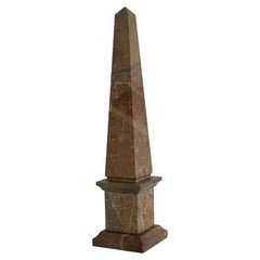 Obelisco Scultura Marmorizzato Marrone e Bianco, Antico Francia '900