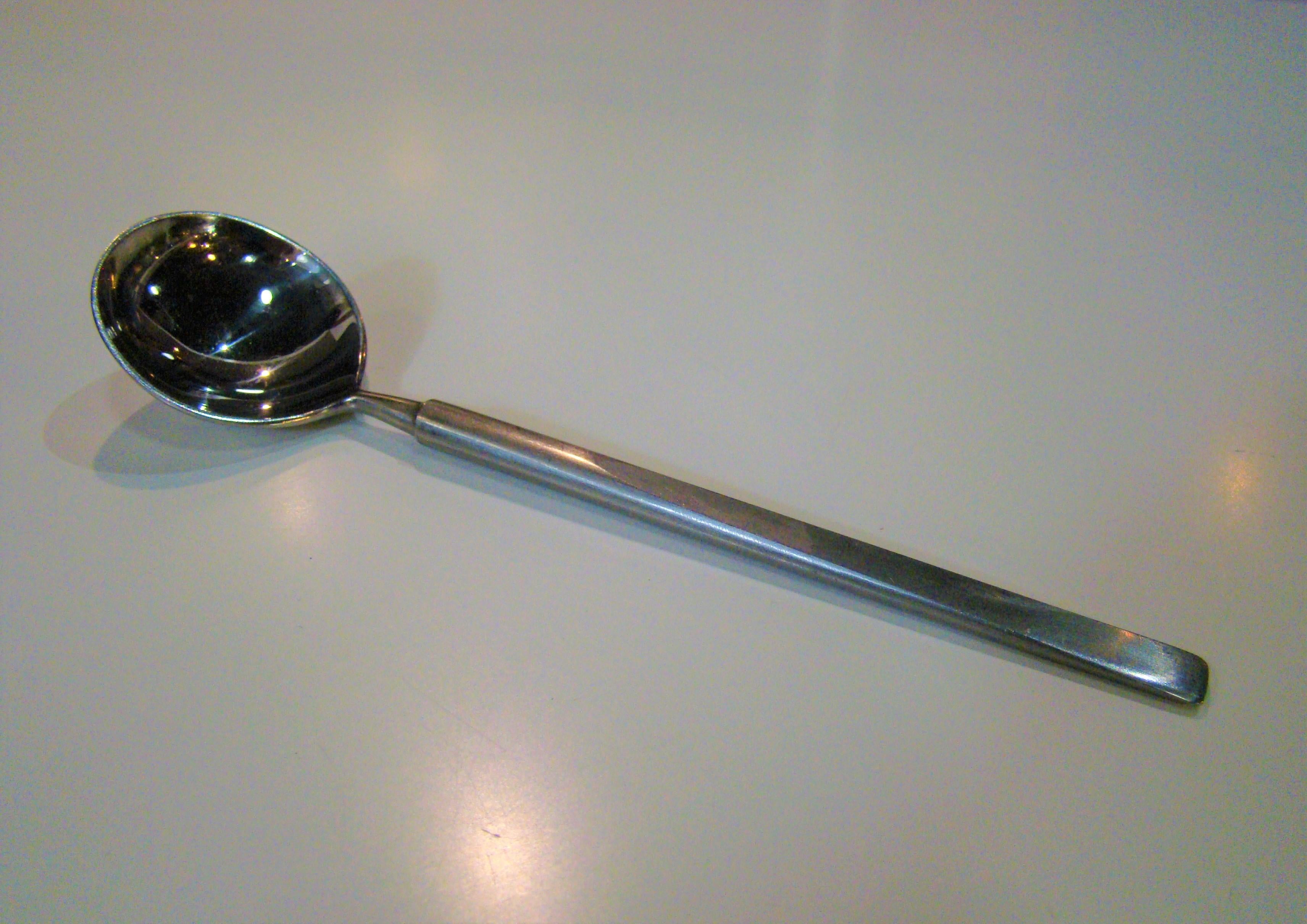 Obelisk Stainless Flatware by Erik Herlow for Copenhagen Cutlery Service for 8 In Good Condition For Sale In Denver, CO
