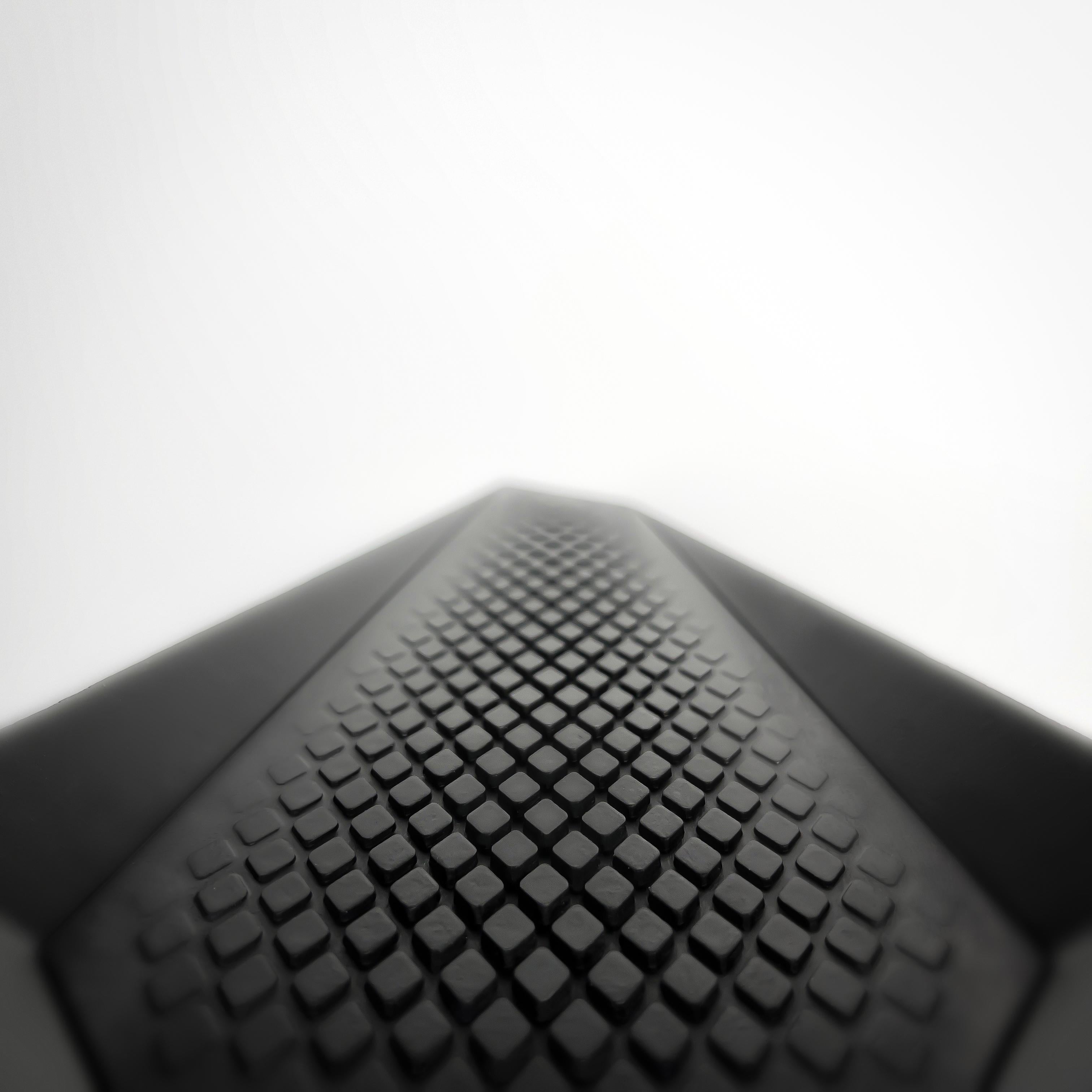 Il vaso Obelisk combina un design classico con elementi moderni. La forma conica e gli spigoli vivi le conferiscono un aspetto sorprendente, mentre il motivo intricato sul fronte e sul retro aggiunge un tocco di raffinatezza. Come elegante pezzo