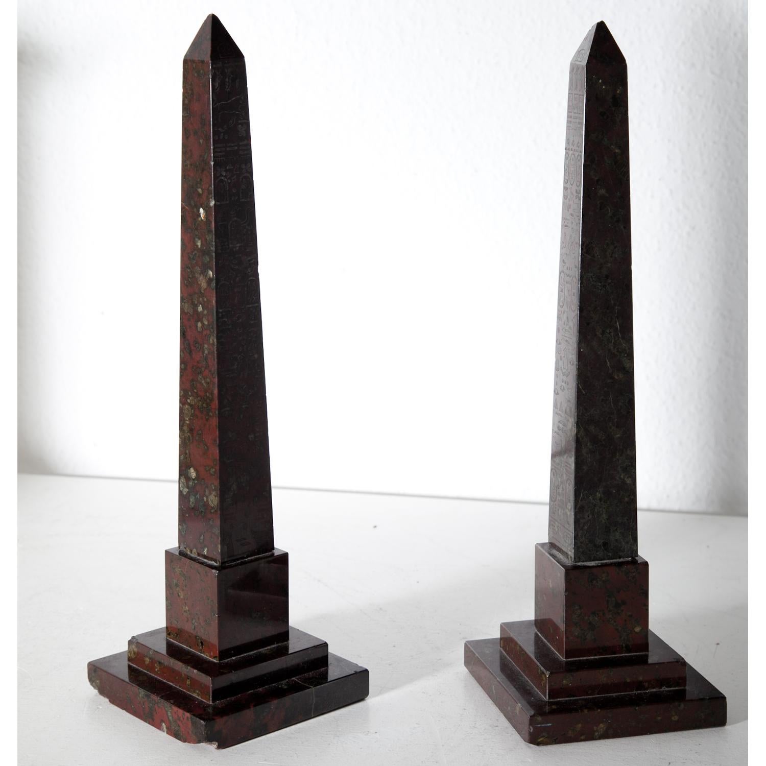Paar Obelisken, rotes Serpentinen, Cornwall, England, 19. Jahrhundert (Englisch) im Angebot