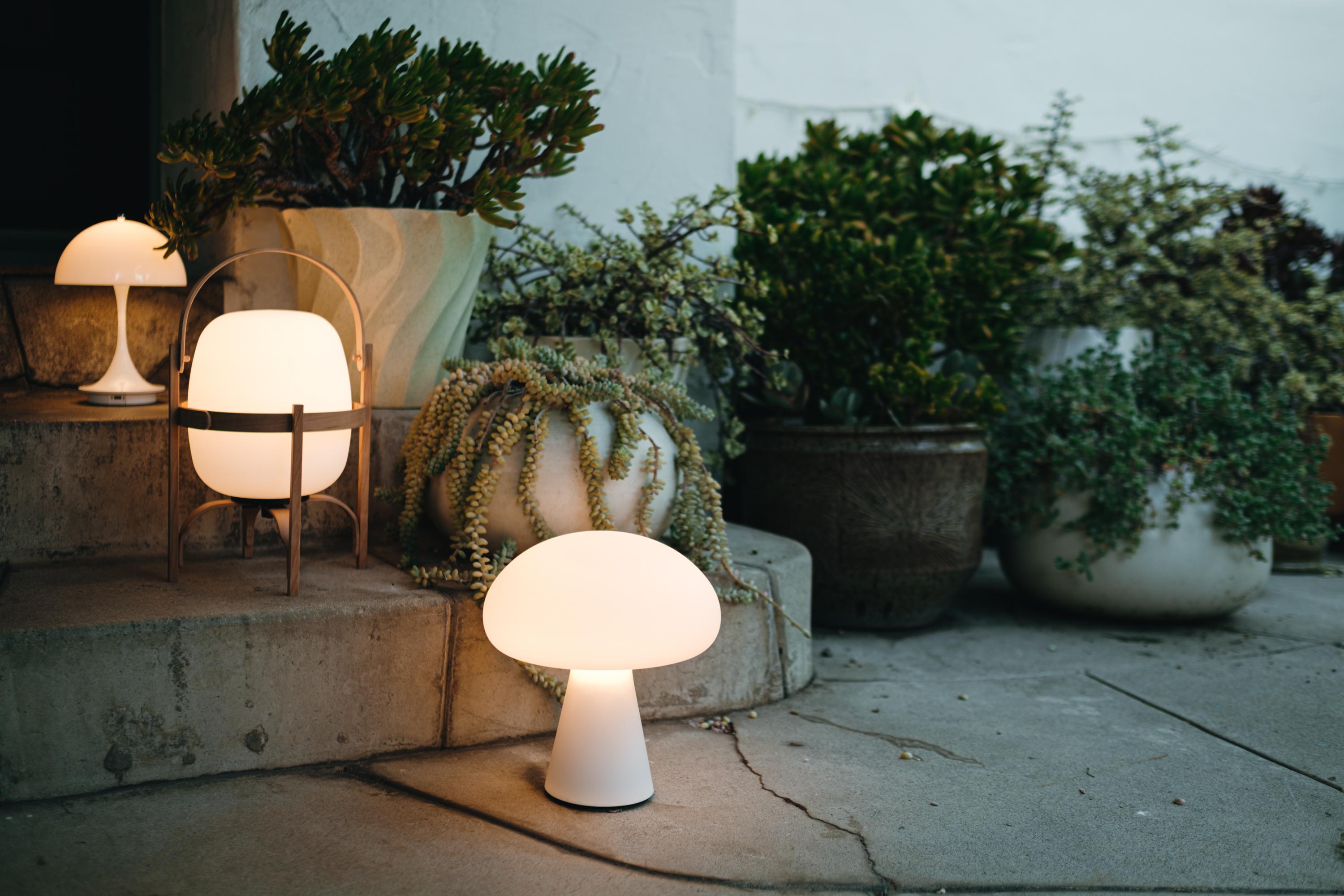 Mid-Century Modern Lampe de table en verre rechargeable 'Obello' par Bill Curry pour Gubi en vente