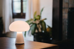 Lampada da tavolo ricaricabile in vetro rosa cipria 'Obello' di Bill Curry per Gubi