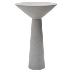 Escultura decorativa «Obelus Gray Stone», de Elisa Ossino