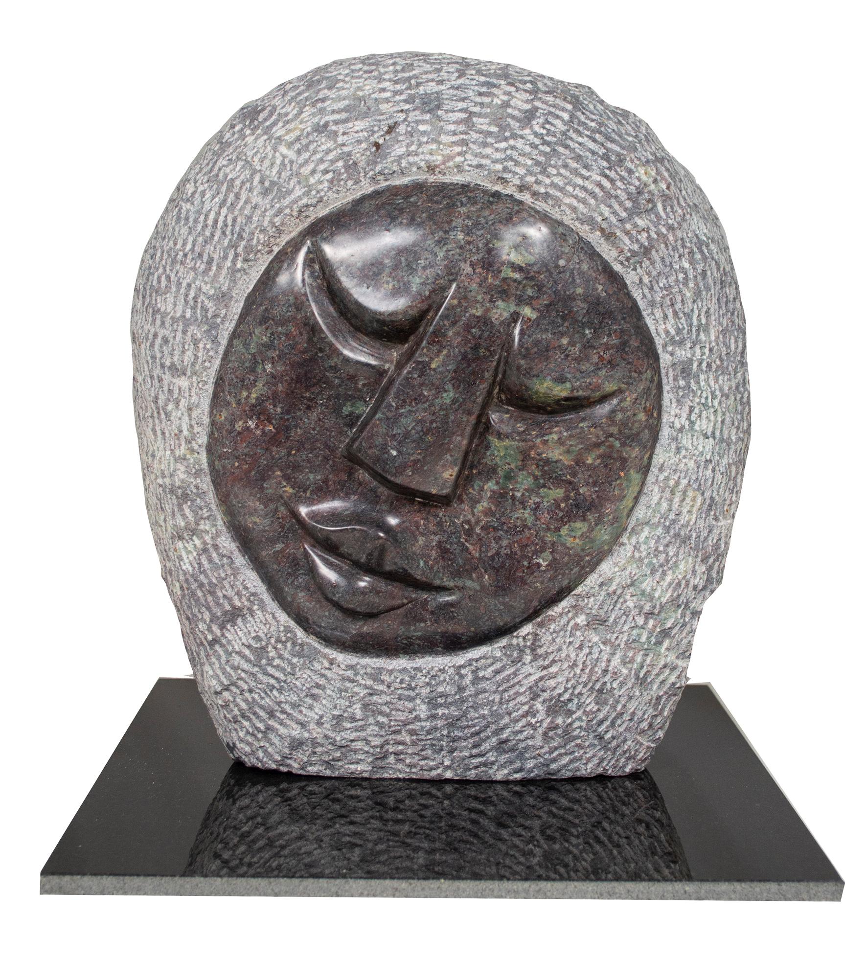 Face" ist eine Original-Kobalt-Skulptur des simbabwischen Künstlers Obert Mukumbi. Diese Skulptur zeigt den Einfluss des Künstlers auf die große Shona-Bildhauerin Coleen Madamombe, die für ihre Skulpturen von Frauen mit runden Gesichtern und
