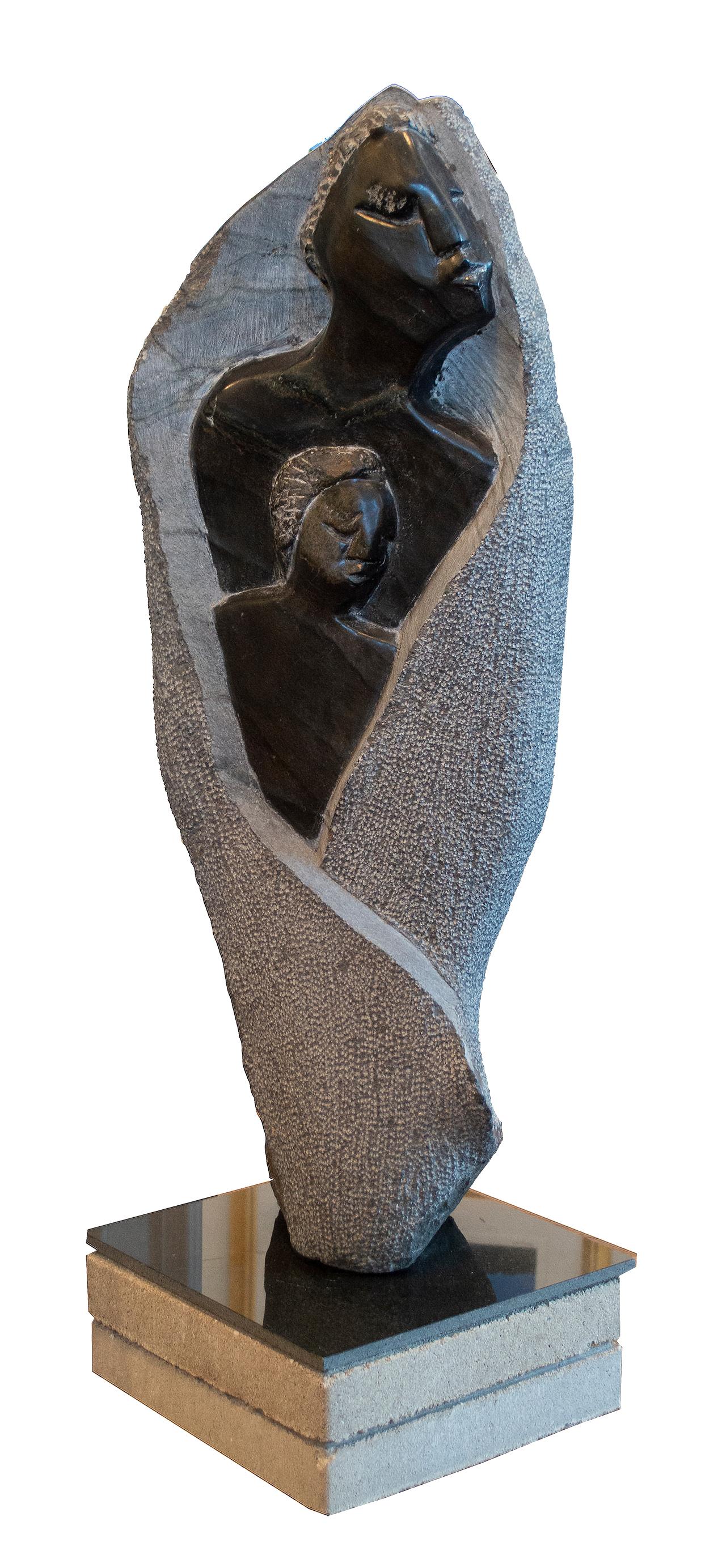 Tótem Pez" es una escultura original en piedra de manantial del artista zimbabuense Obert Mukumbi. La escultura presenta una combinación interactiva y lúdica de temas, ambos muy queridos en la tradición shona. Cuando uno se enfrenta a la escultura,