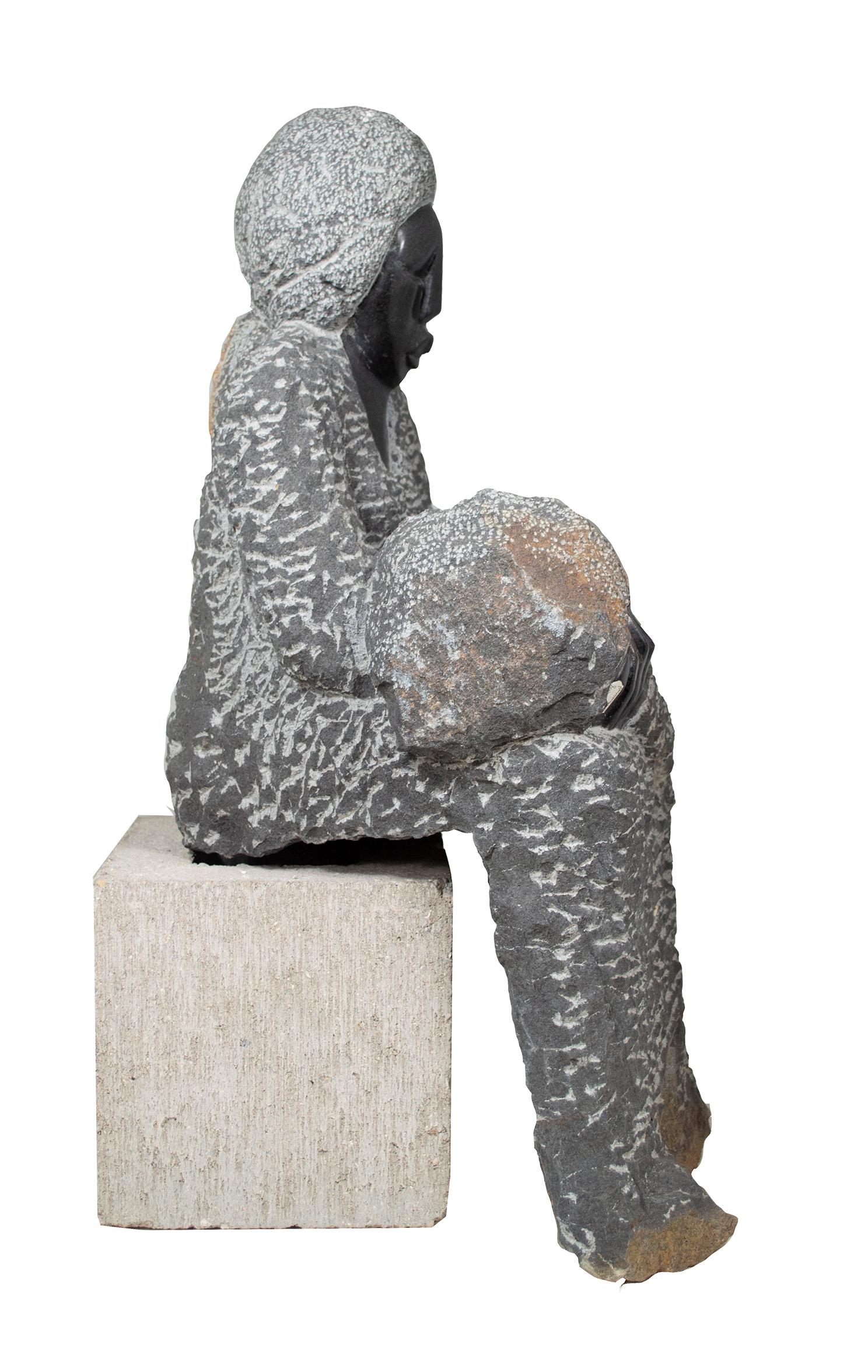 Sculpture originale Shona en pierre « Mère et enfant » d'Obert Mukumbi assise en vente 2