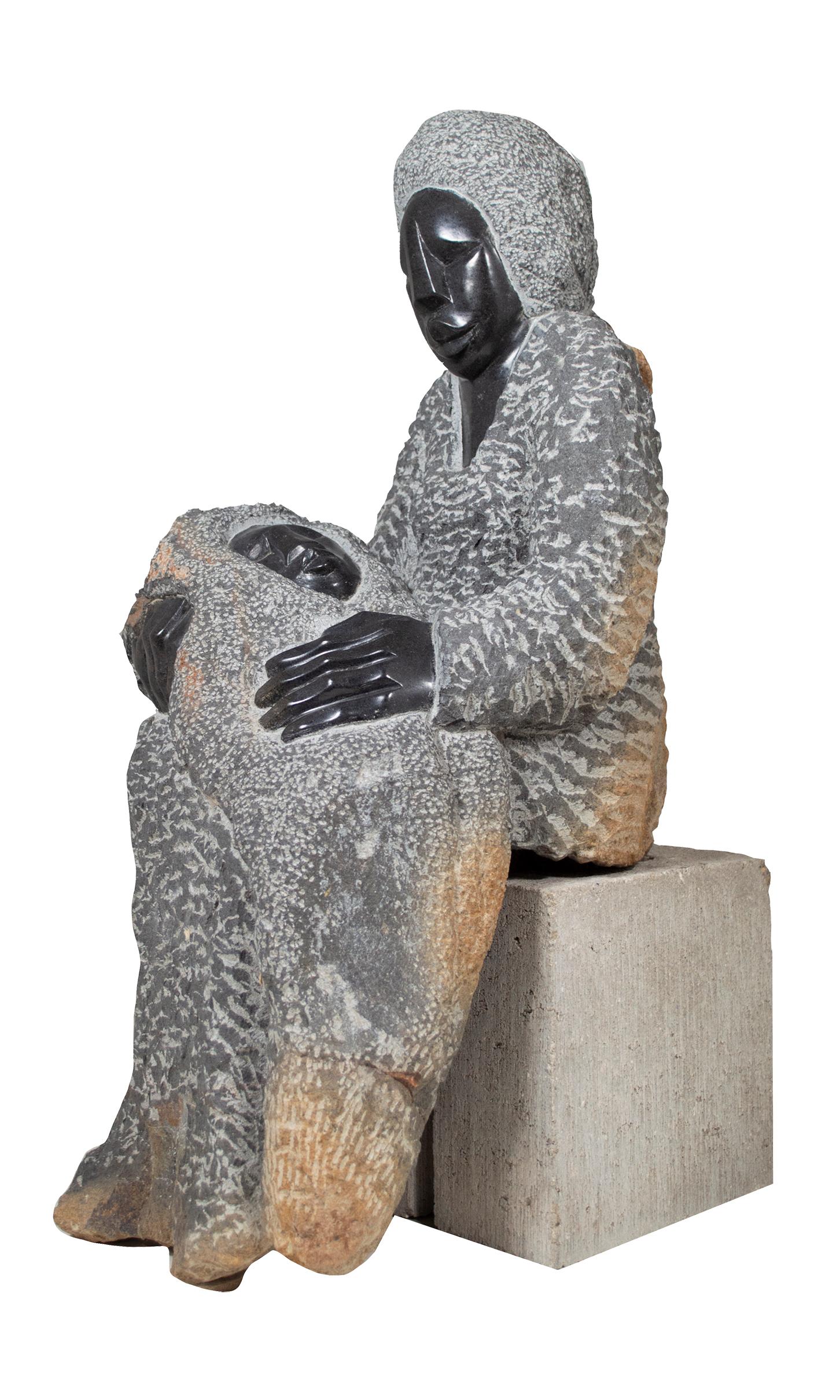 mère et enfant" est une sculpture originale en pierre de l'artiste zimbabwéen Obert Mukumbi. Cette sculpture est différente de la plupart des autres exemples de sculptures Shona, car elle a été sculptée pour être posée sur une marche, un rebord ou