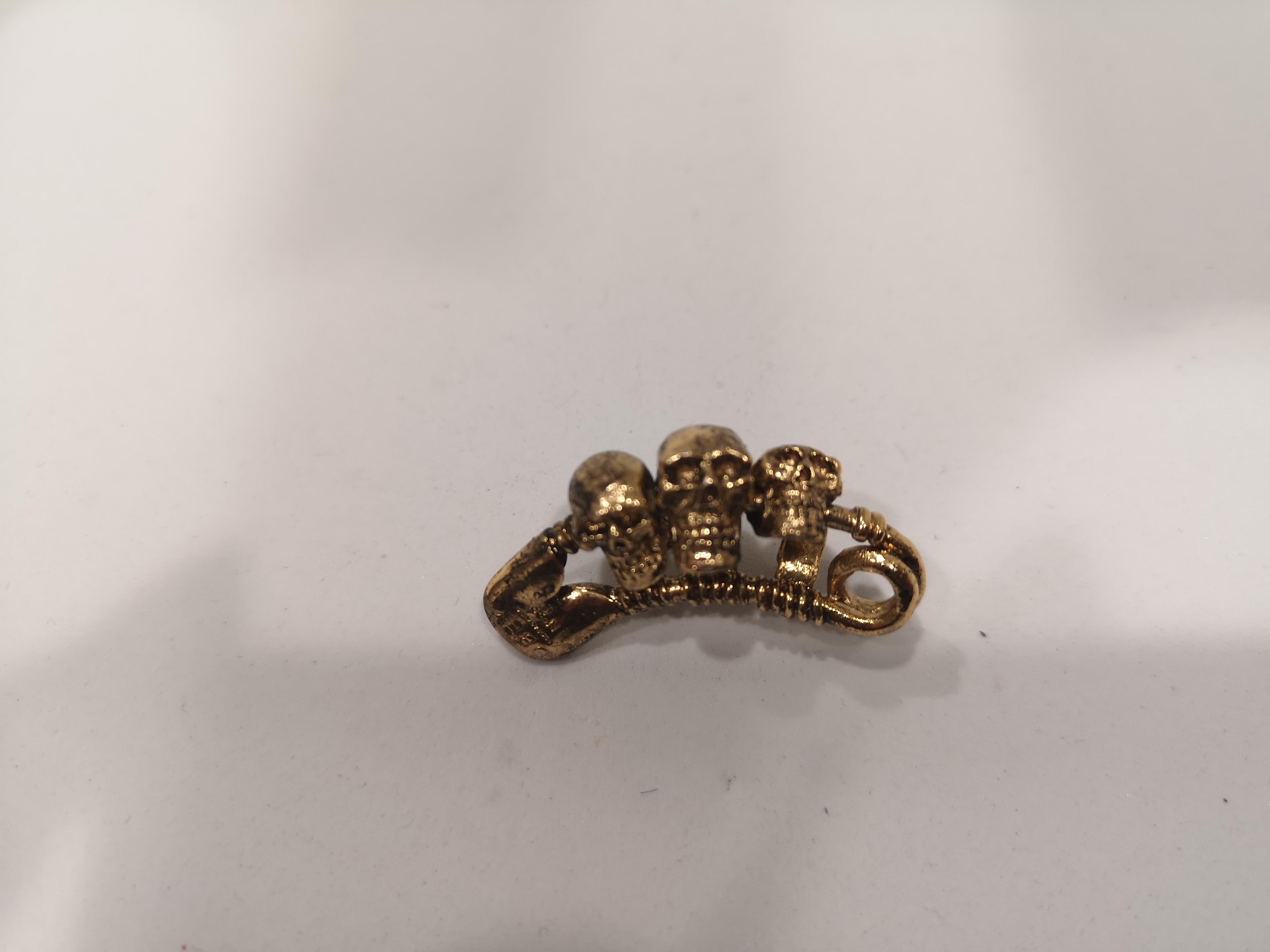 Obey gold tone three skulls pin / brooch In Excellent Condition In Capri, IT