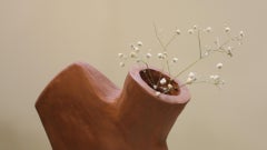 Vaso scultoreo Obi in terracotta marrone biscottata di Muscellaneous