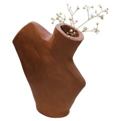 Vaso scultoreo Obi in terracotta marrone biscottata di Muscellaneous