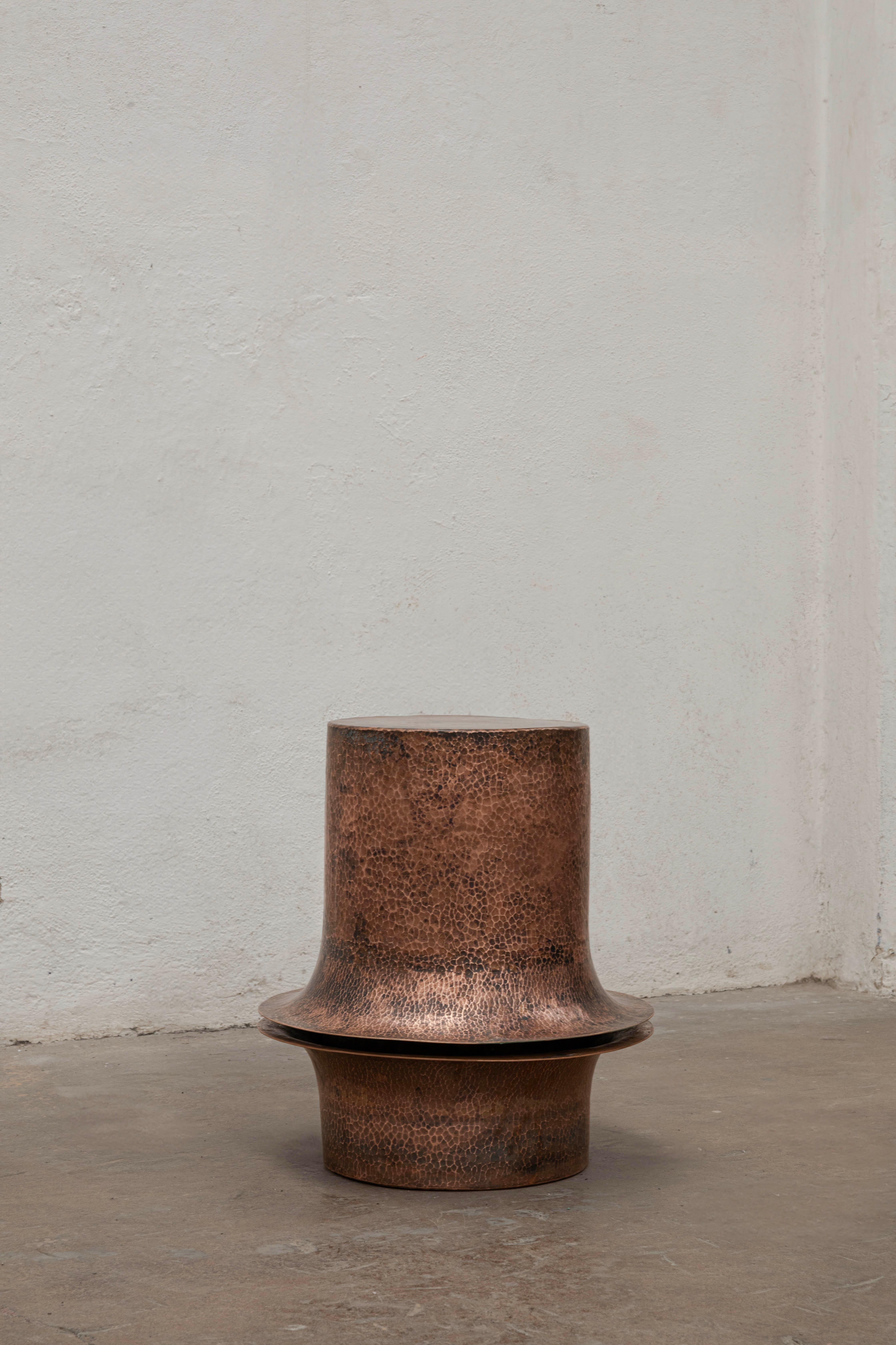 Table d'appoint en cuivre OBJ-06 de Manu Bano
Dimensions : D 45 x L 45 x H 50 cm.
MATERIAL : Cuivre martelé.

Cette table d'appoint est disponible en trois formes différentes : A, B et C. Veuillez nous contacter. 

Manu Bañó est né à Valence, en