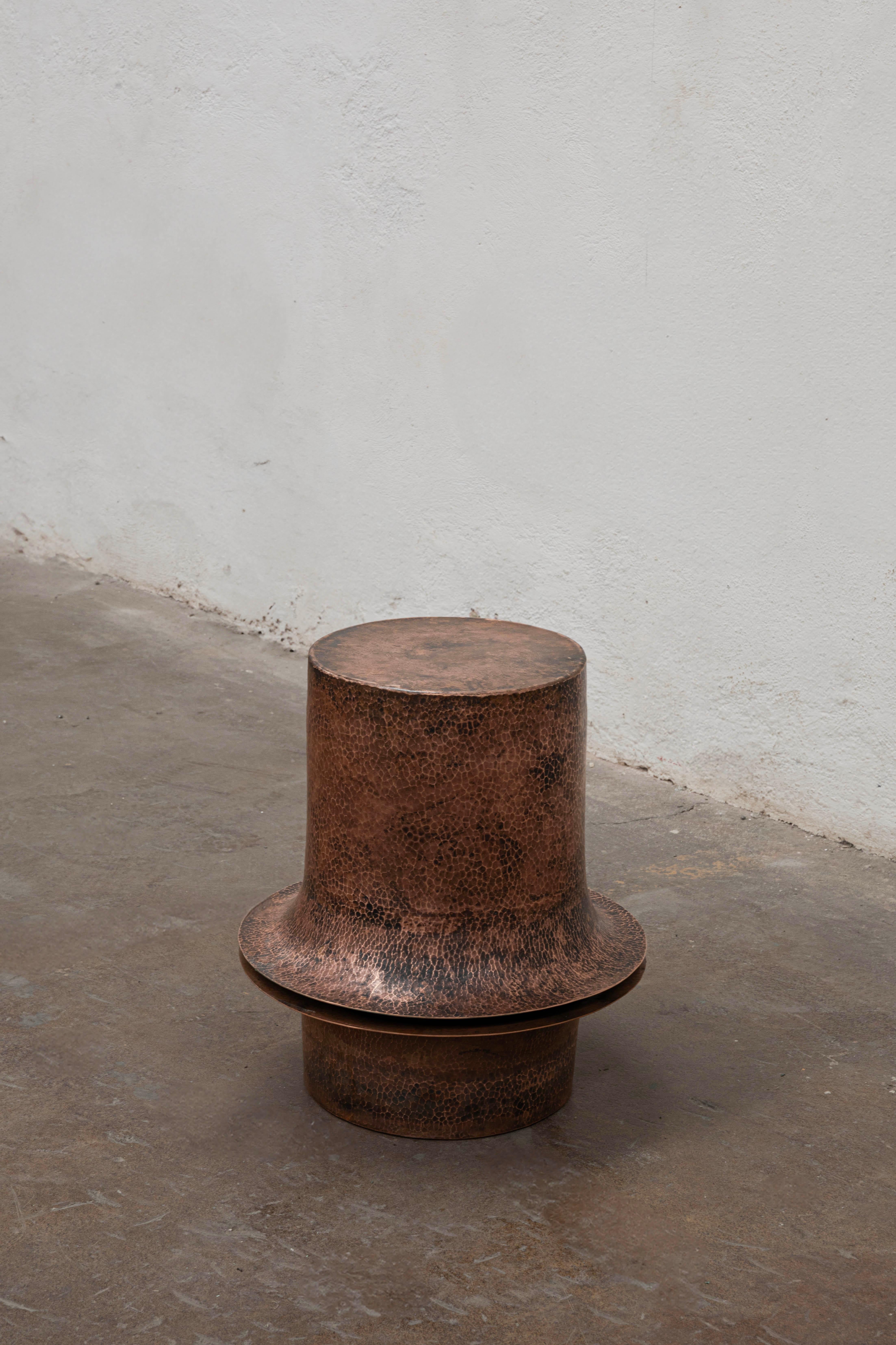 Martelé Table d'appoint en cuivre OBJ-06 de Manu Bano en vente