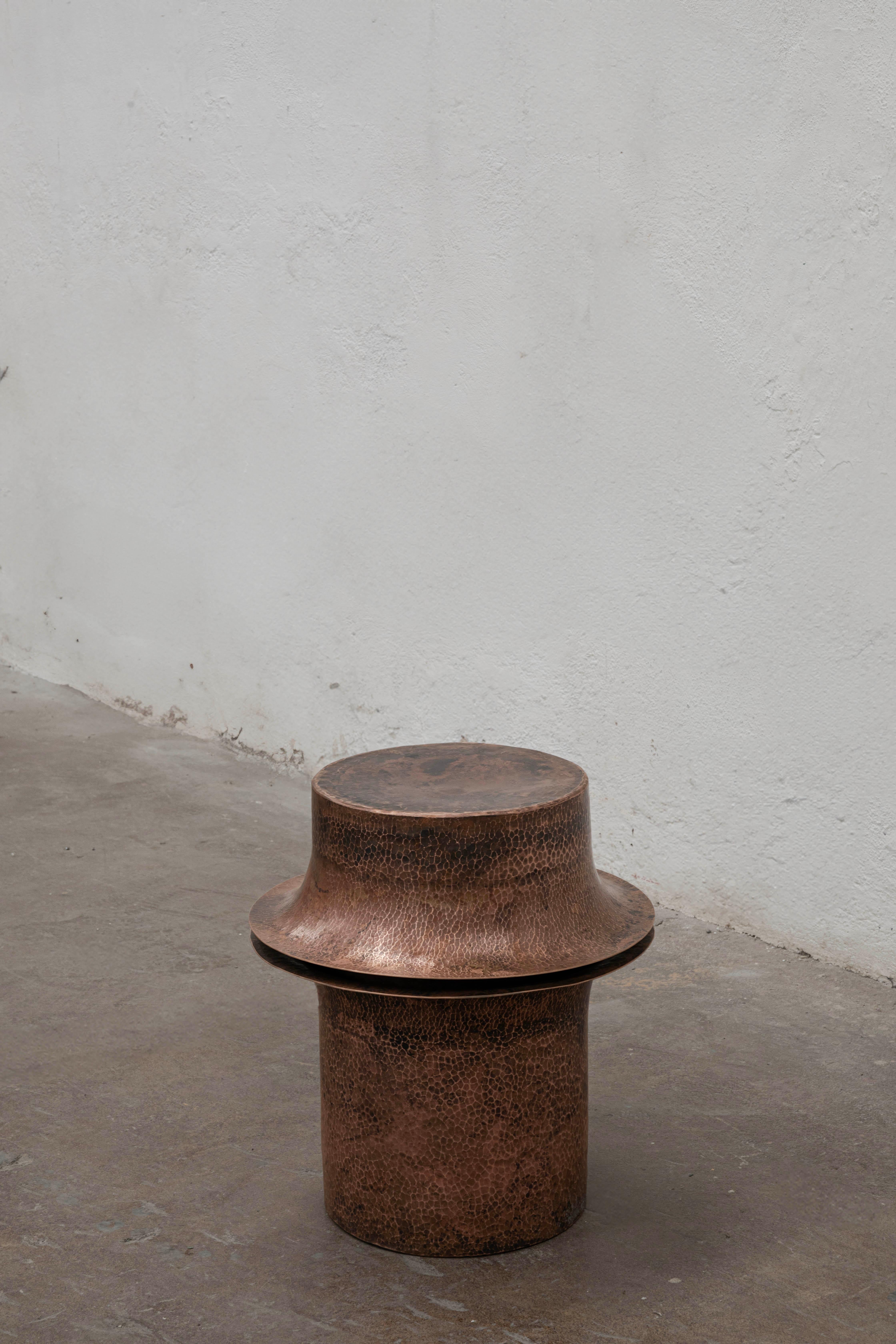 Table d'appoint en cuivre OBJ-06 C de Manu Bano
Dimensions : D 45 x L 45 x H 50 cm.
MATERIAL : Cuivre martelé.

Cette table d'appoint est disponible en trois formes différentes : A, B et C. Veuillez nous contacter. 

Manu Bañó est né à Valence, en