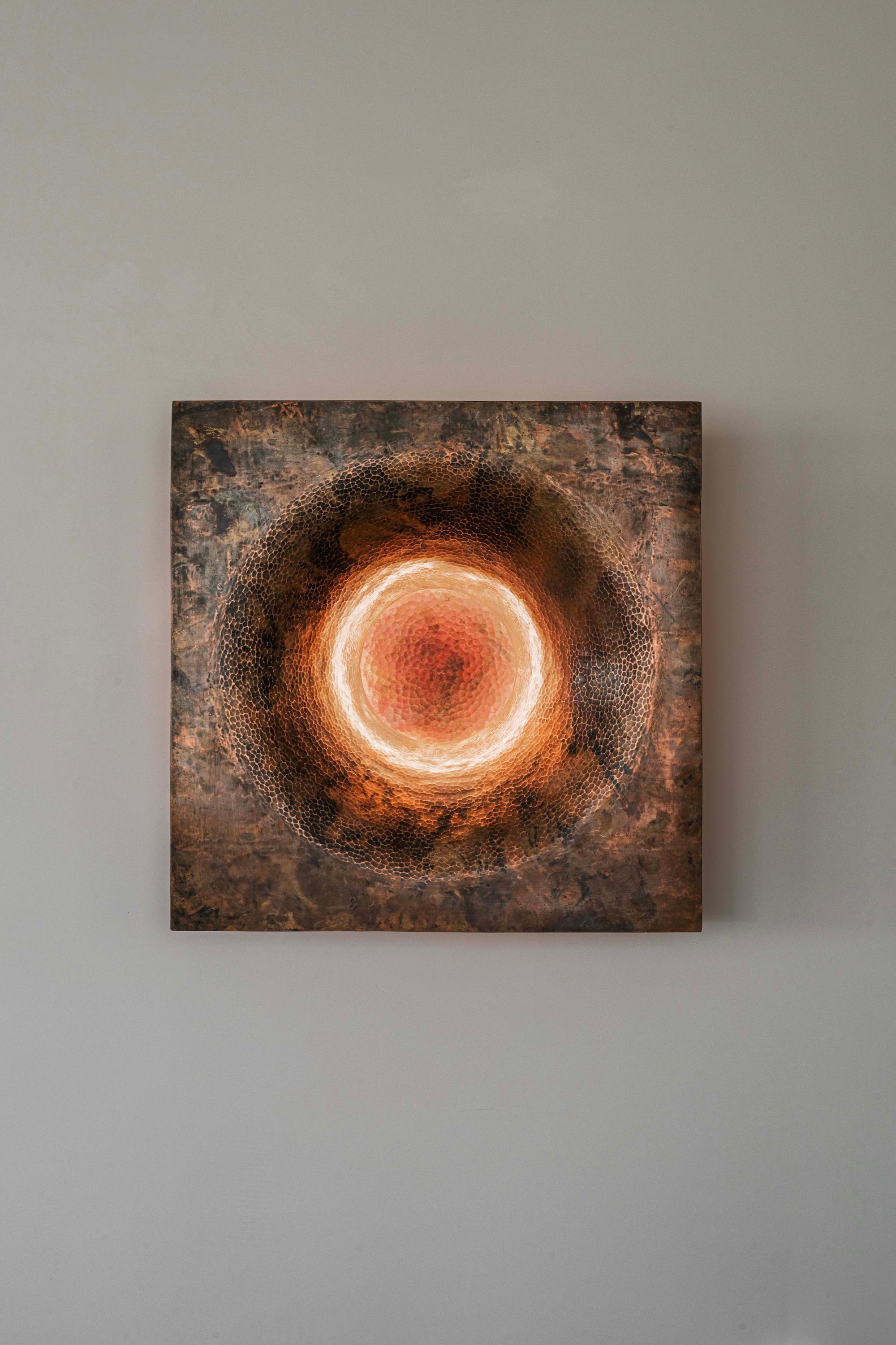 La colección OBJ se basa en gestos sencillos aplicados a los materiales en su formato comercial. Mediante manipulaciones como cortes y pliegues, las materias primas se transforman en objetos. Sin el uso de referencias ni etapas de investigación