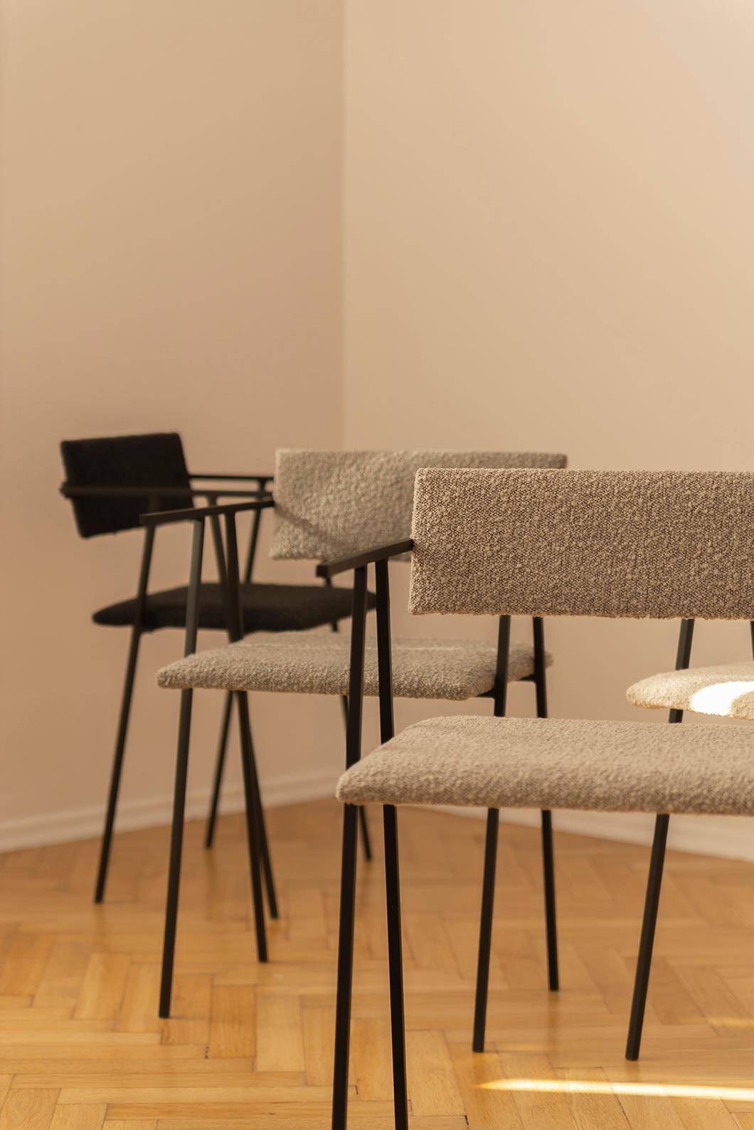 Grauer Stuhl 058 von NG Design mit Objektbezug (Stahl) im Angebot