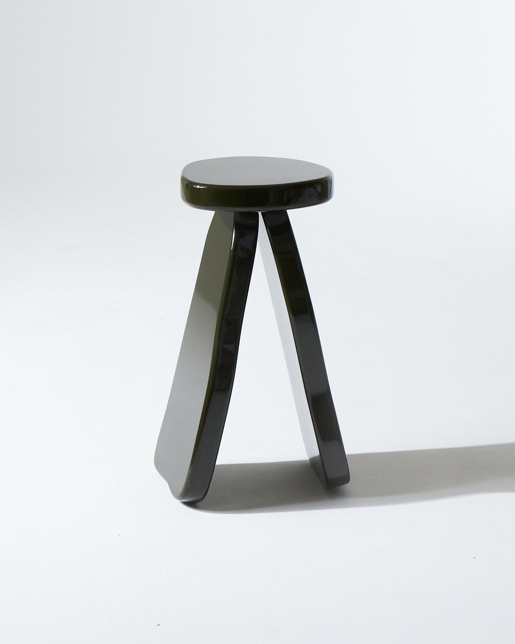 Beistelltisch Object 107 aus lackierter Eiche (Lackiert) im Angebot