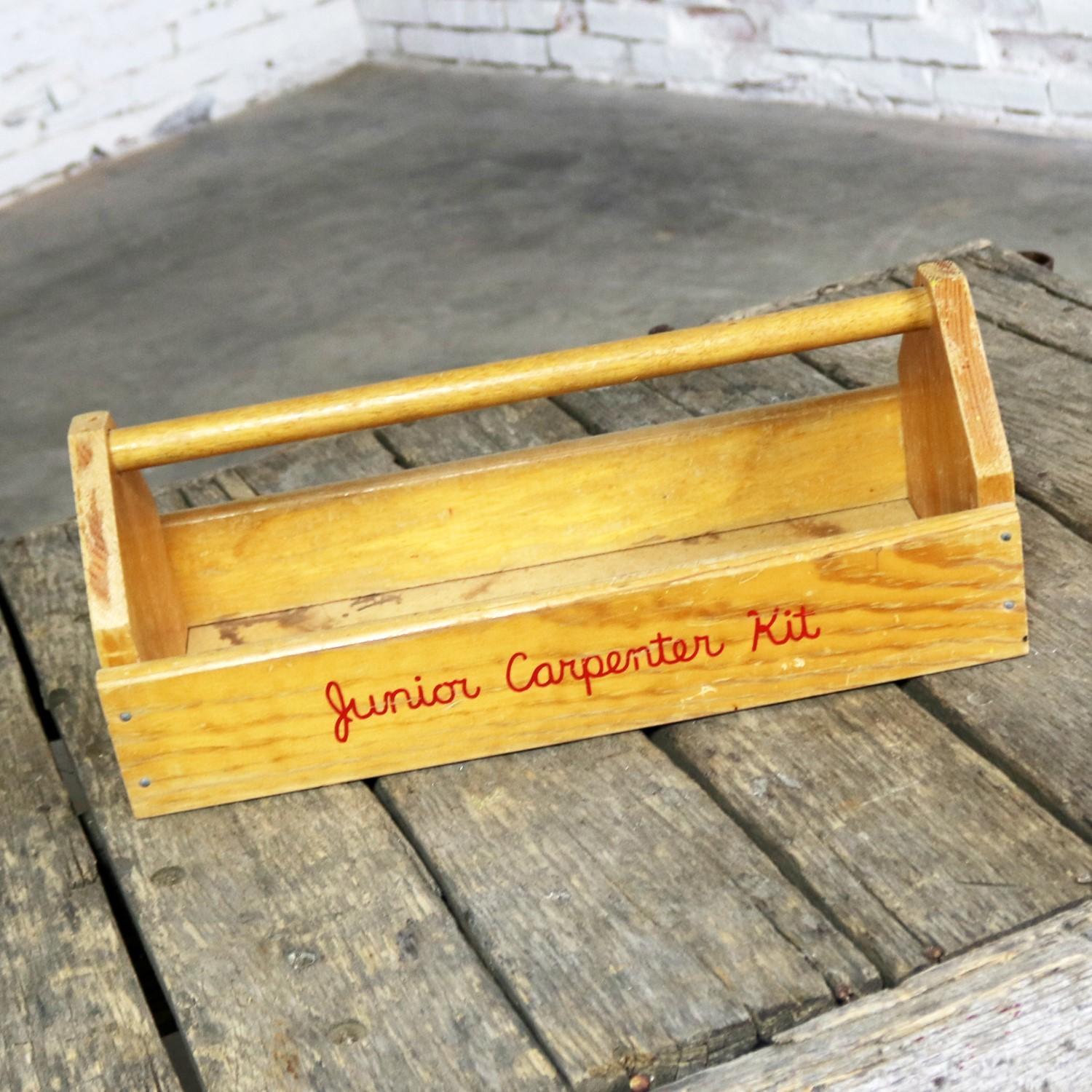 Boîte d'outils pour centre de table d'objet d'art Junior Carpenter Kit avec boules et fer à cheval en vente 3