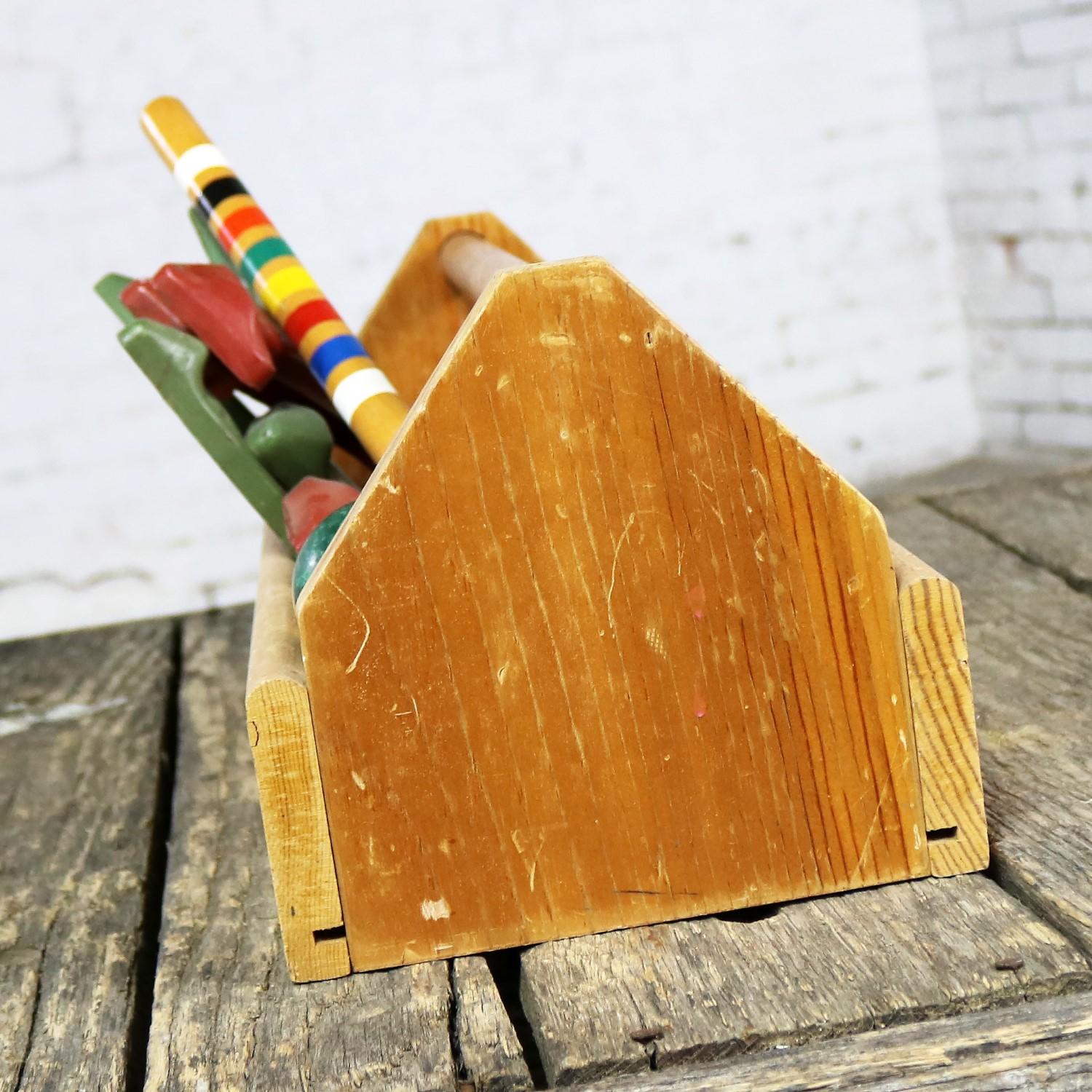 Rustique Boîte d'outils pour centre de table d'objet d'art Junior Carpenter Kit avec boules et fer à cheval en vente