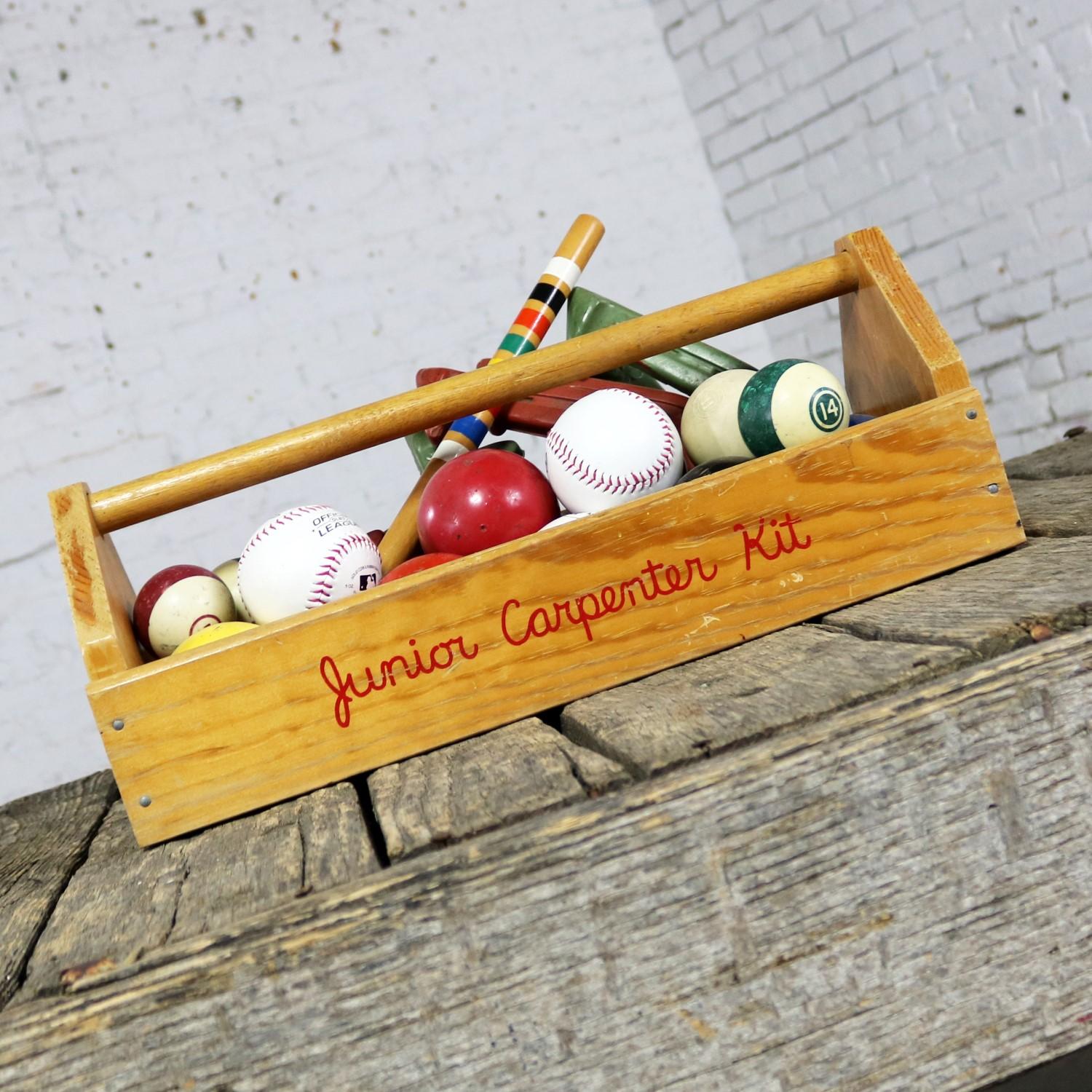 Cuir Boîte d'outils pour centre de table d'objet d'art Junior Carpenter Kit avec boules et fer à cheval en vente