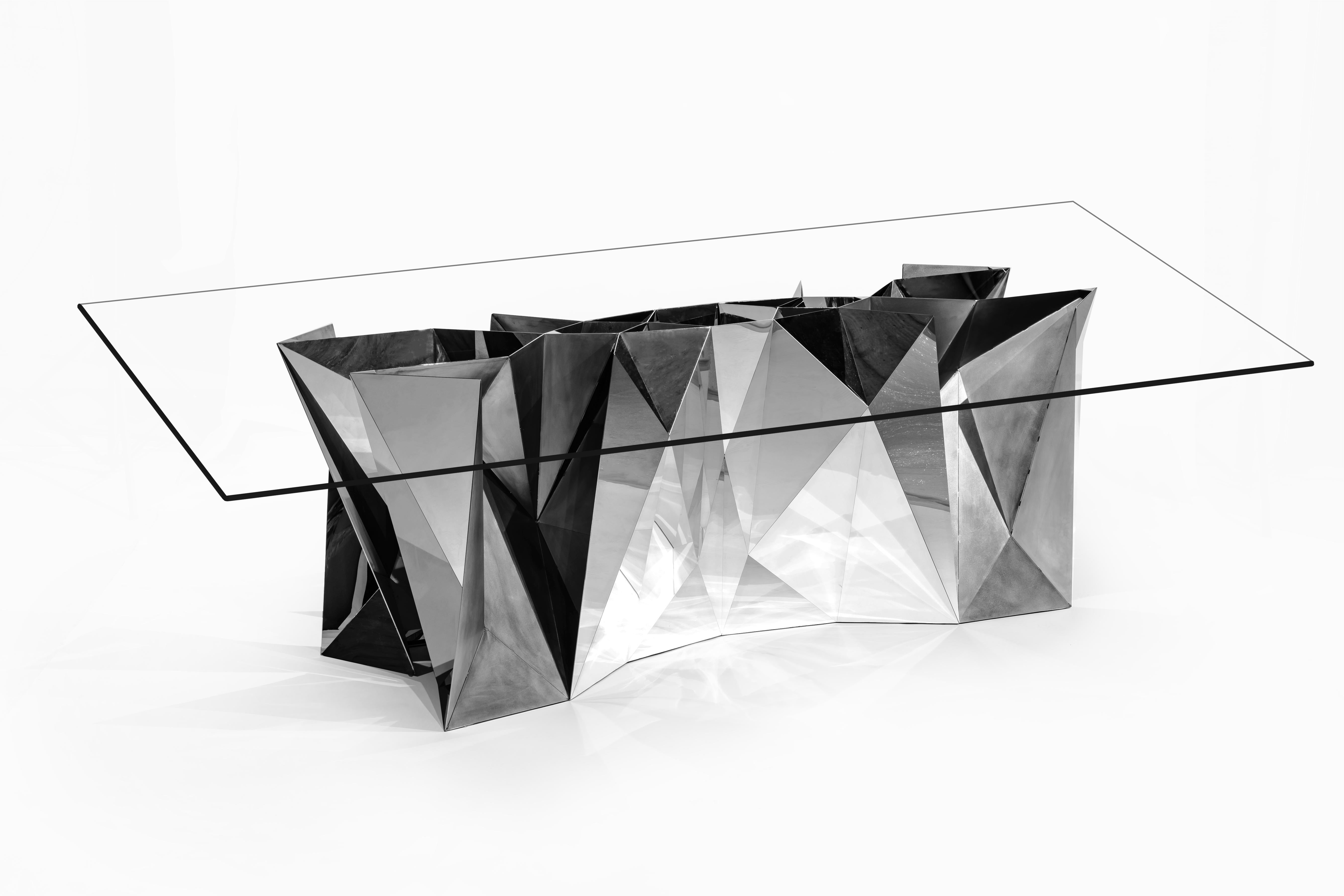 Cette table au design élégant a été créée à l'aide d'objets numériques artisanaux, les mêmes techniques de fabrication conçues dans le laboratoire numérique de Zhoujie. Les racines numériques de l'œuvre lui confèrent une esthétique architecturale et