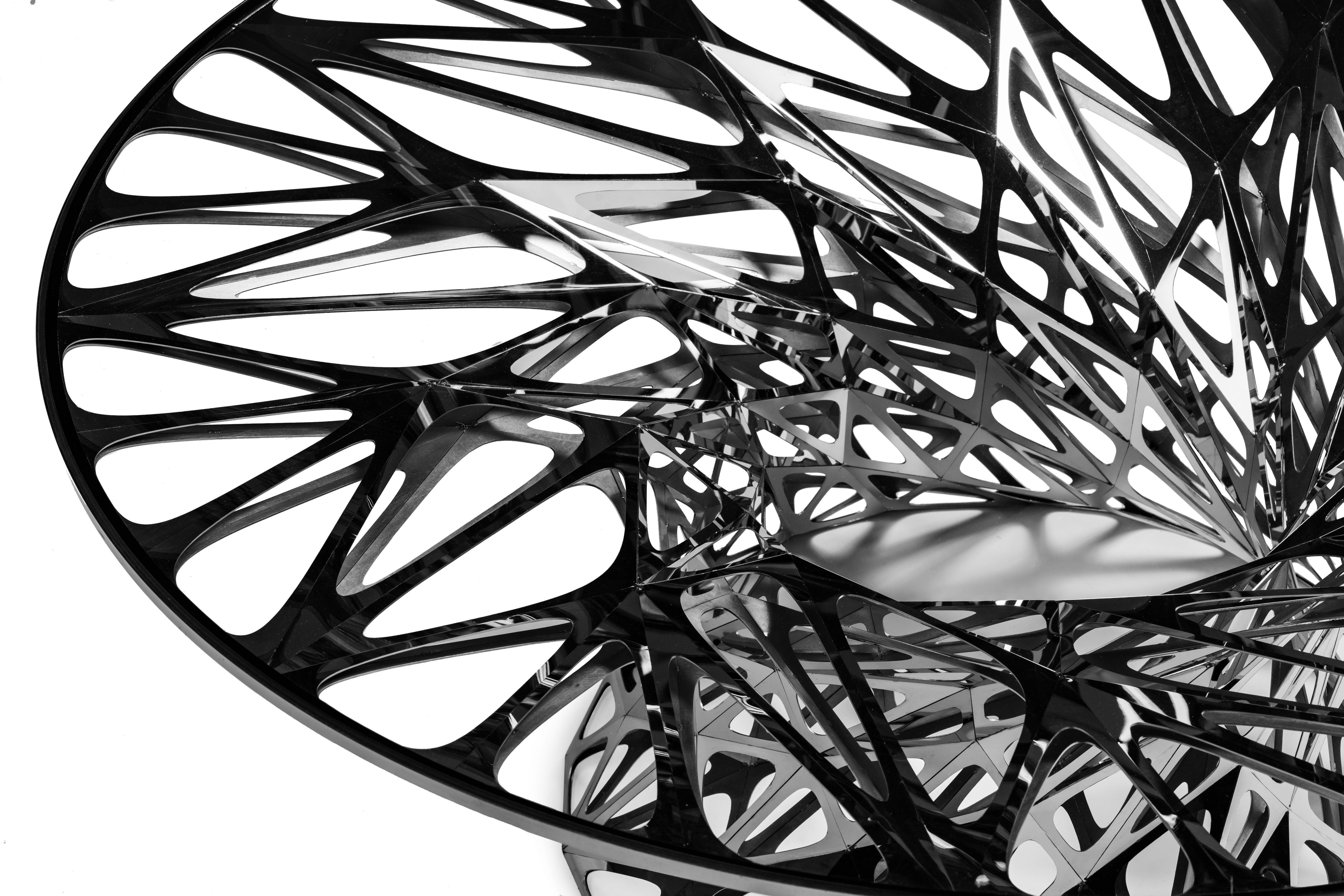 Questo tavolo dal design elegante è stato creato con artigianato digitale fatto a mano, le stesse tecniche di fabbricazione ideate nel laboratorio digitale di Zhoujie. Le radici digitali dell'opera conferiscono un'estetica architettonica e minimale