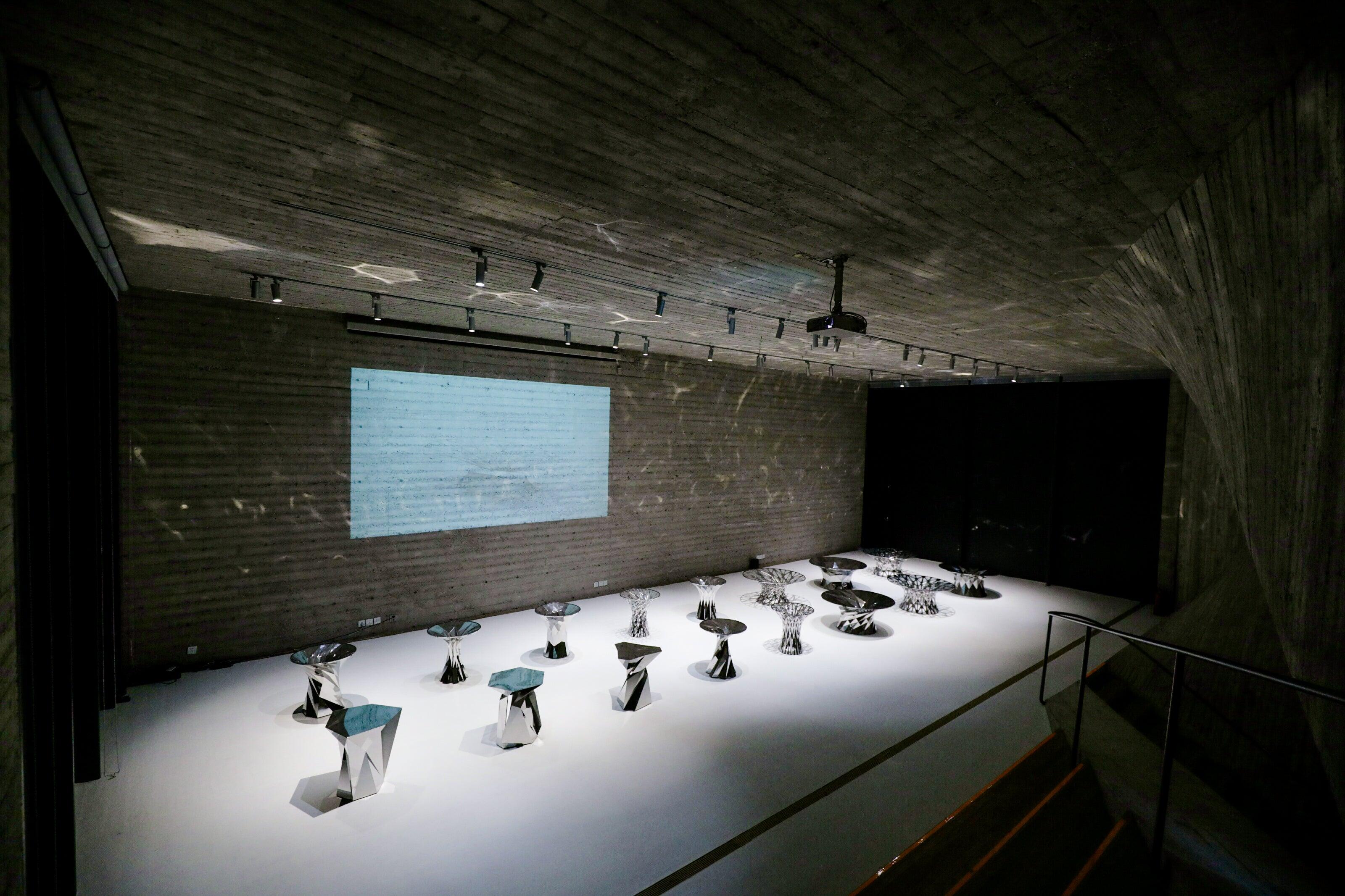 Objeto #MT-T1-F-S Acero inoxidable pulido espejo de Zhoujie Zhang en Nuevo estado para la venta en Beverly Hills, CA