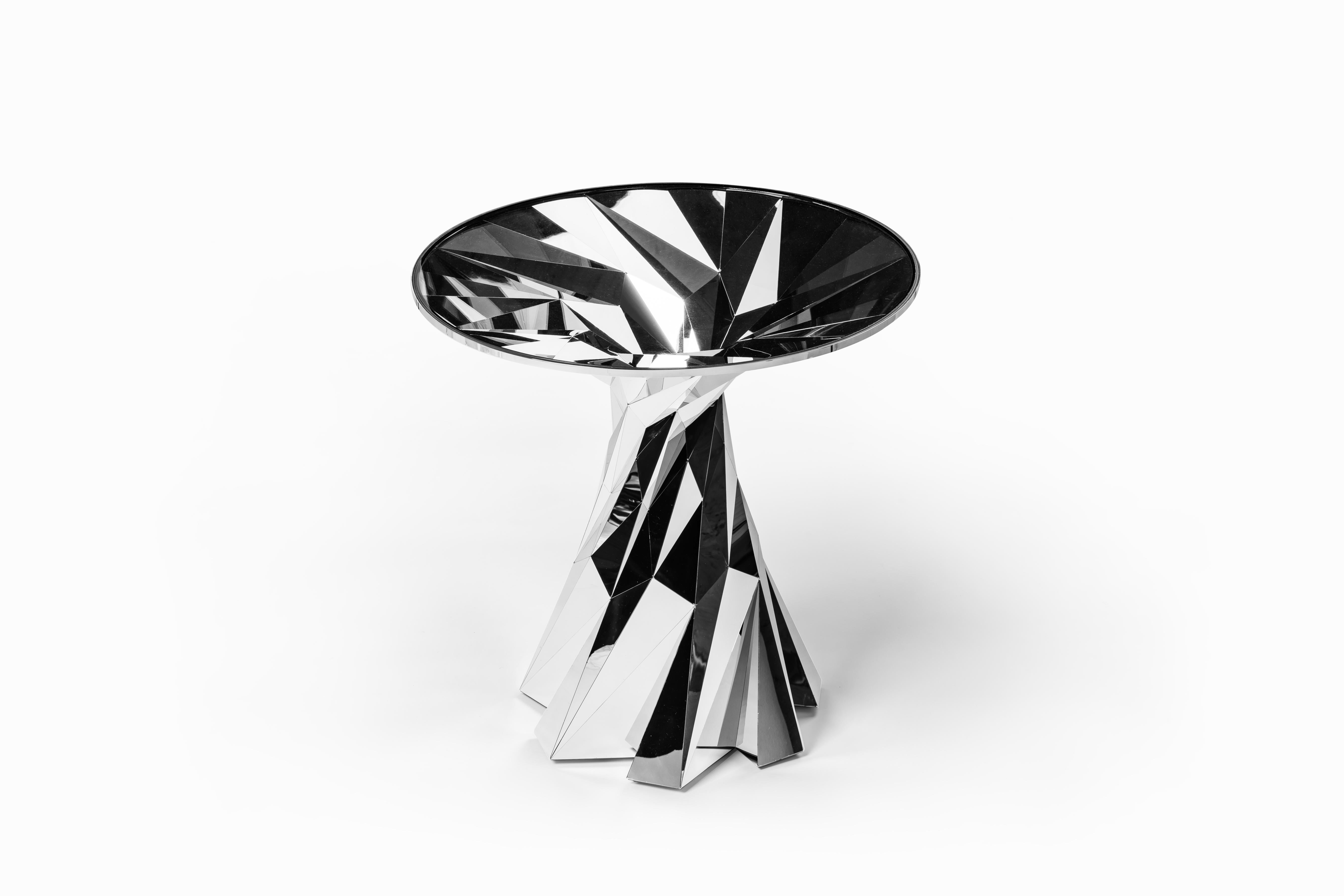 Cette table au design élégant a été créée à l'aide de techniques numériques artisanales, les mêmes techniques de fabrication que celles conçues dans le laboratoire numérique de Zhoujie. Les racines numériques de l'œuvre lui confèrent une esthétique