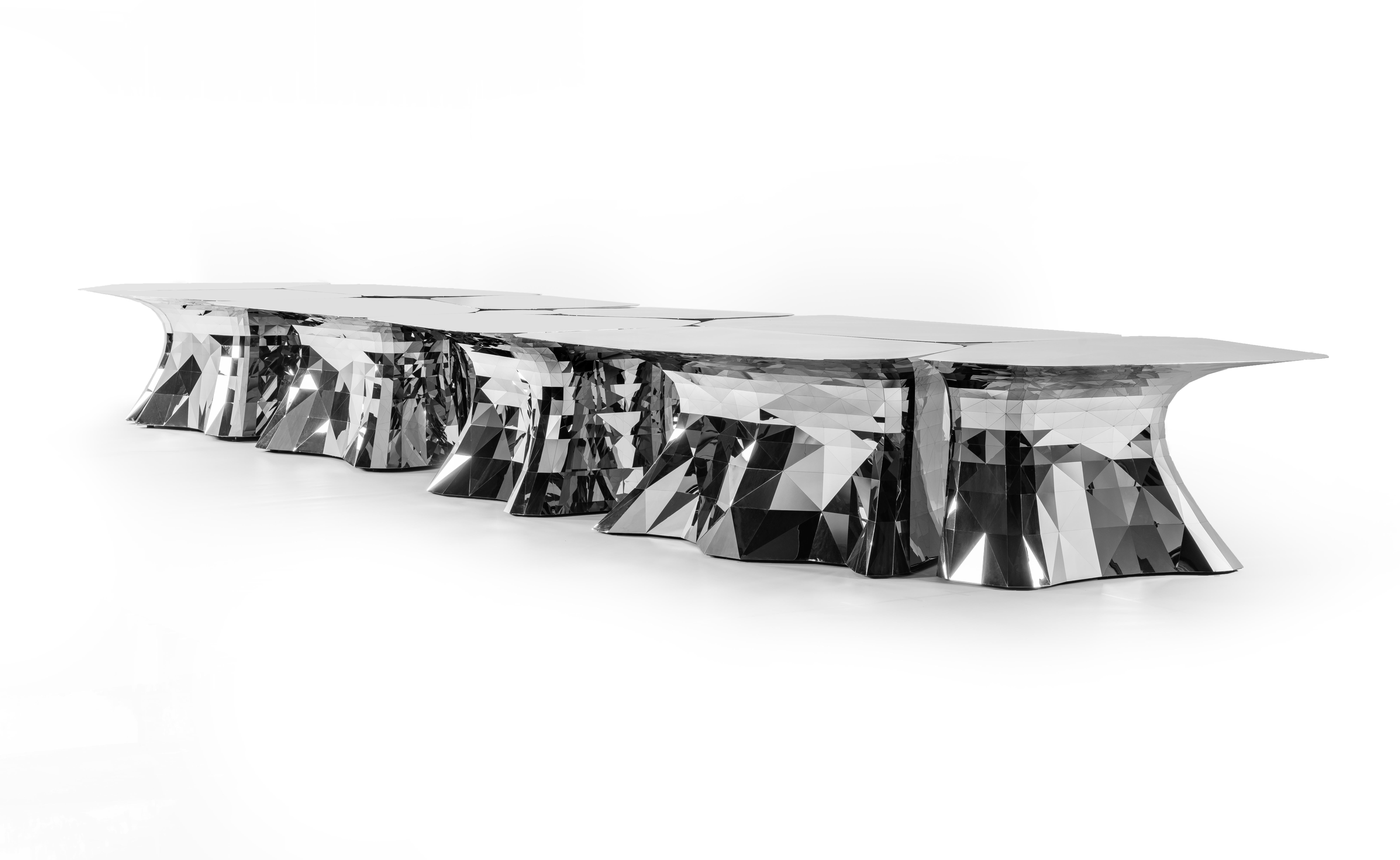 Dieser elegant gestaltete Tisch wurde in digitaler Handarbeit hergestellt, mit denselben Fertigungstechniken, die in Zhoujies digitalem Labor entwickelt wurden. Die digitalen Wurzeln des Werks verleihen ihm eine architektonische und minimale