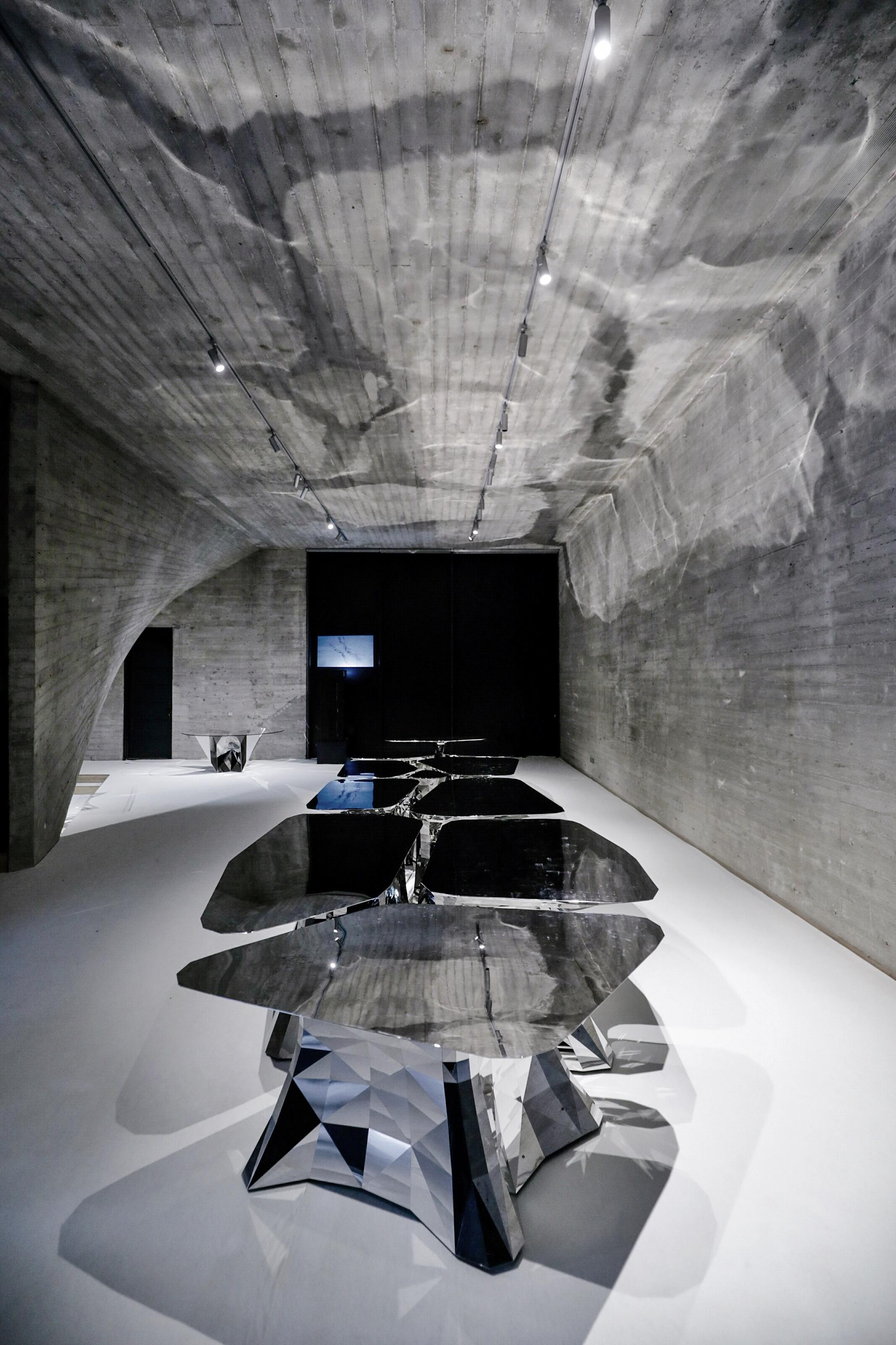 Spiegeltisch aus poliertem Edelstahl von Zhoujie Zhang, Objekt #MT-V1 im Angebot 2