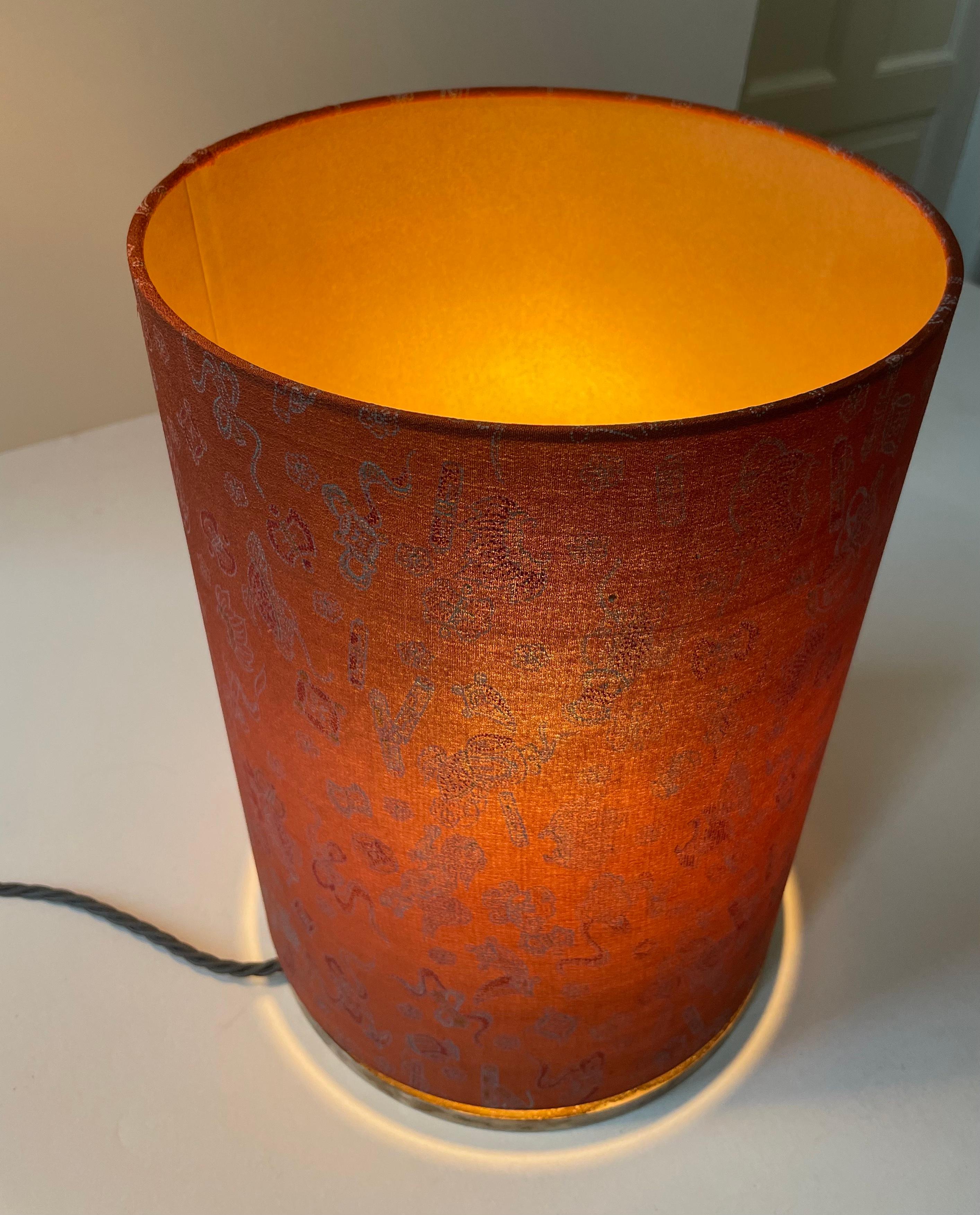 Dies ist eines von mehreren Lichtobjekten, die von Geroma Löw x Atelier Livia
- jedes Objekt ist einzigartig.
Die Rückseite des Lampenschirms wurde mit einer speziellen Technik goldfarben eingefärbt, damit das Licht durchscheinen kann.
Dieser