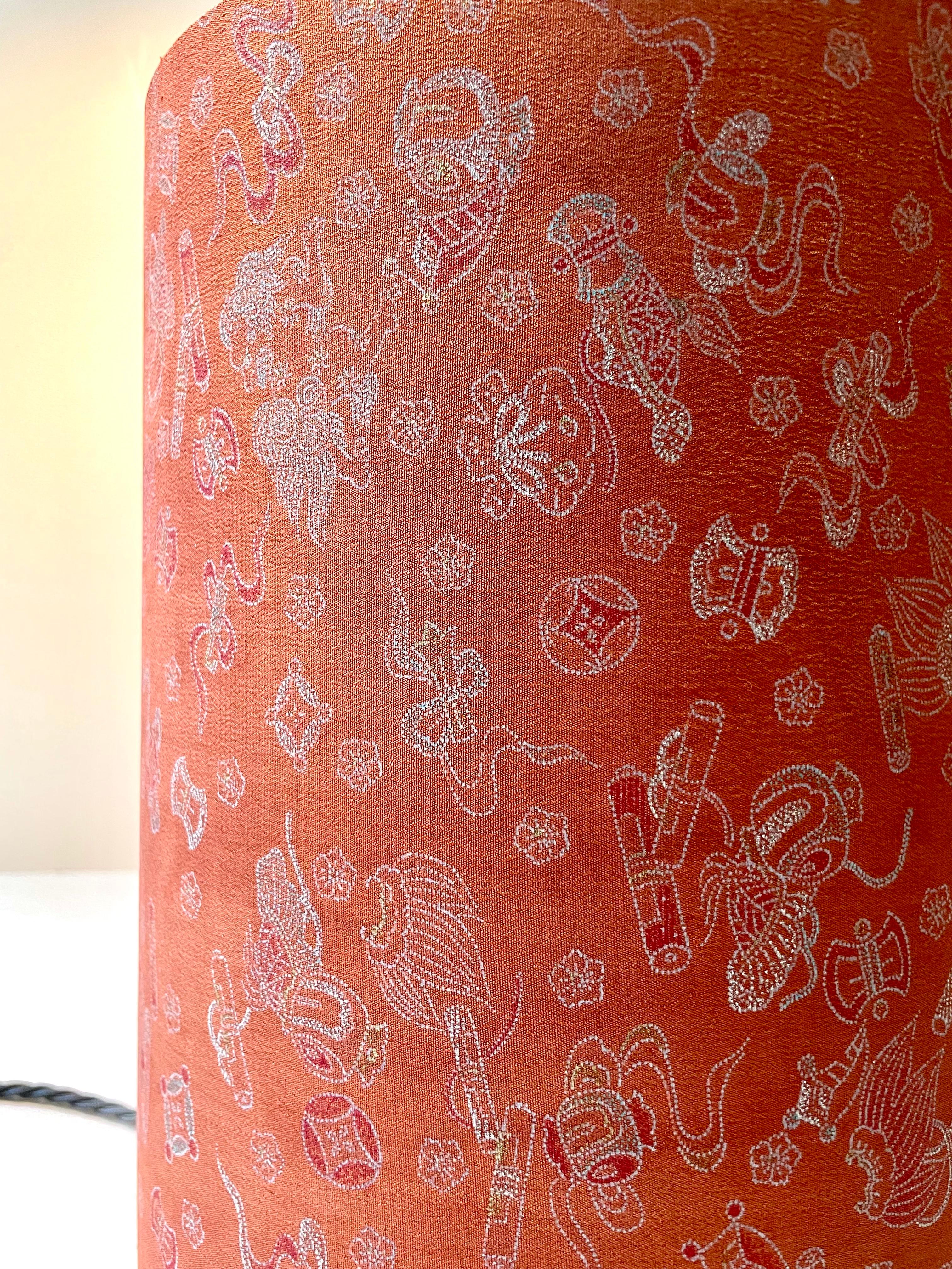 Object Table Lamp Made from Vintage Haori Kimono Col. Red With Organic Pattern In New Condition For Sale In Hamburg, DE