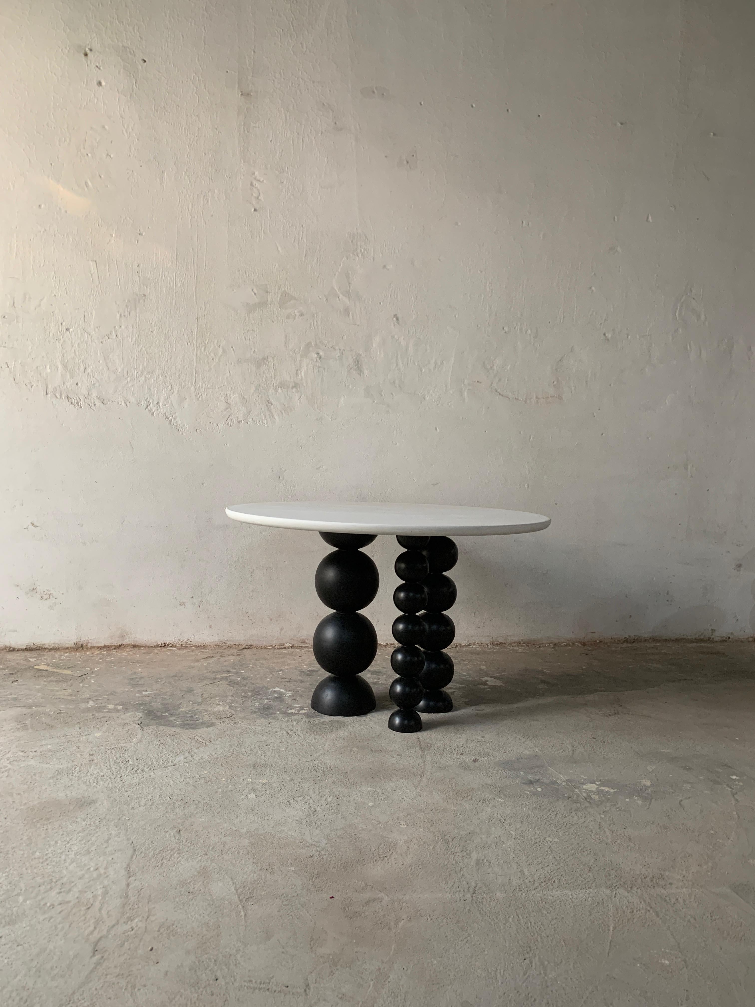 Objectry Round Dining Table – White Stucco Top, Carved Wood Base, 4–6 Seater In New Condition For Sale In New Delhi, IN