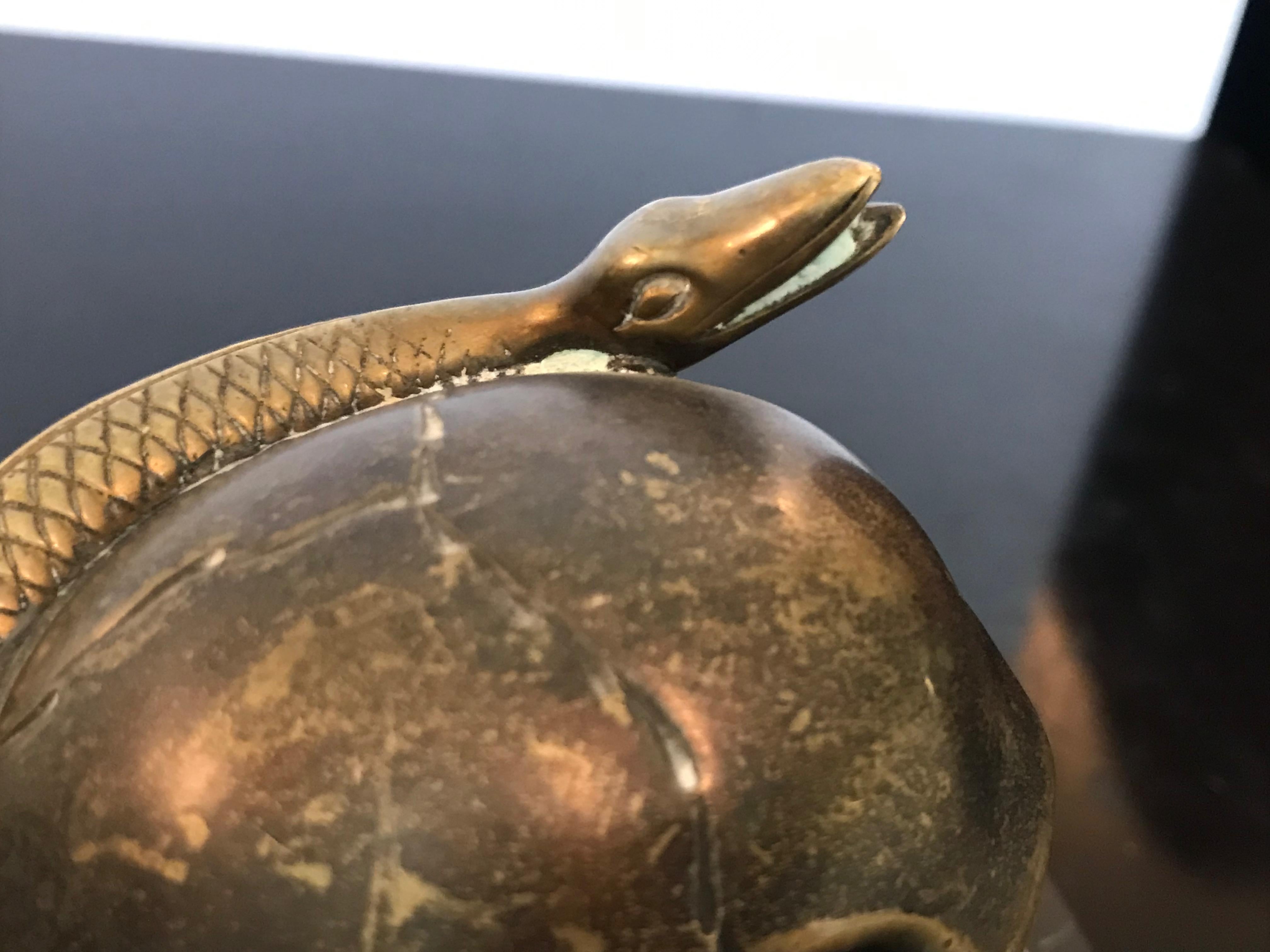 Crâne en bronze avec serpent Objet d'art en vente 2