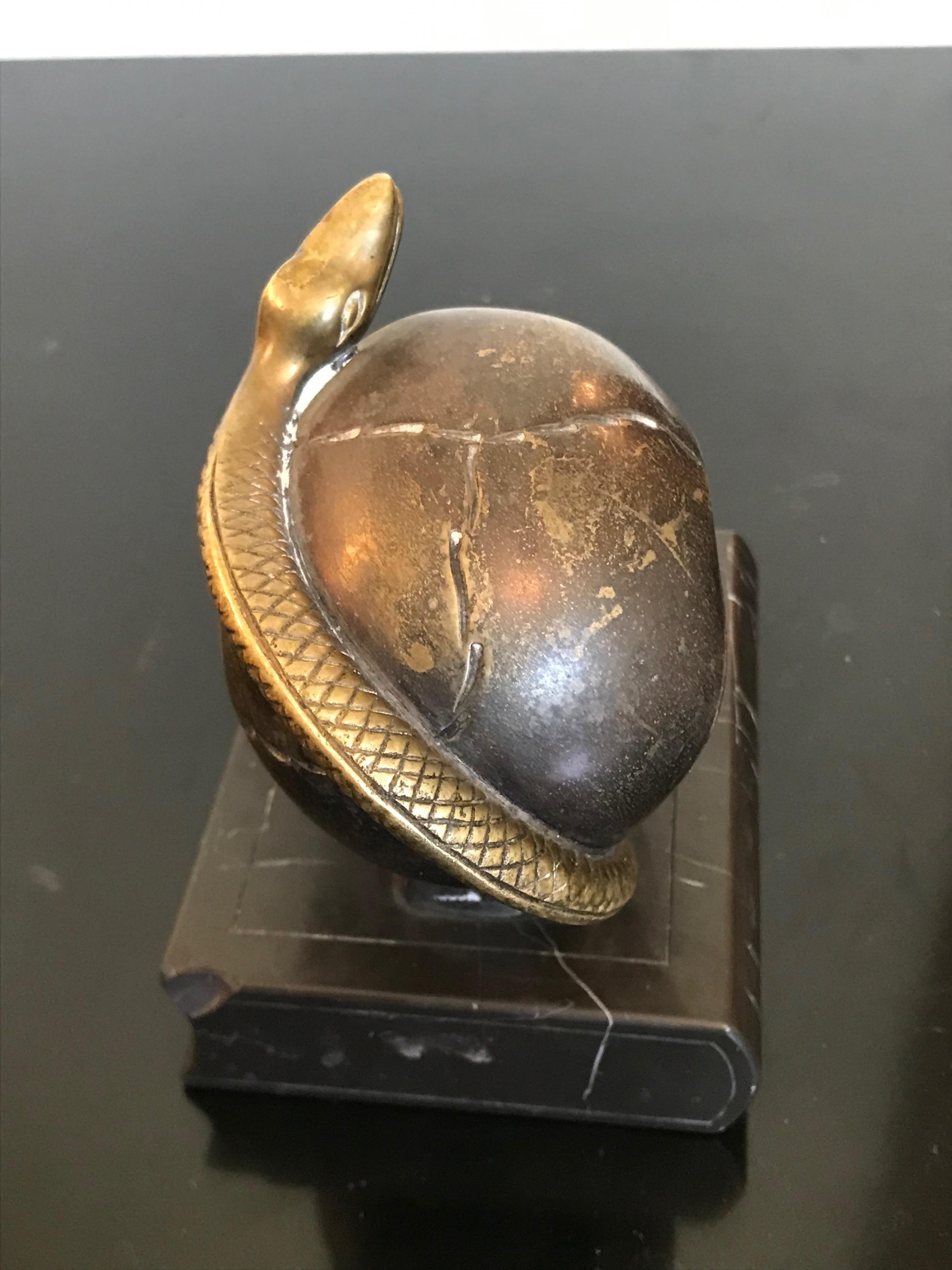 Crâne en bronze avec serpent Objet d'art en vente 4