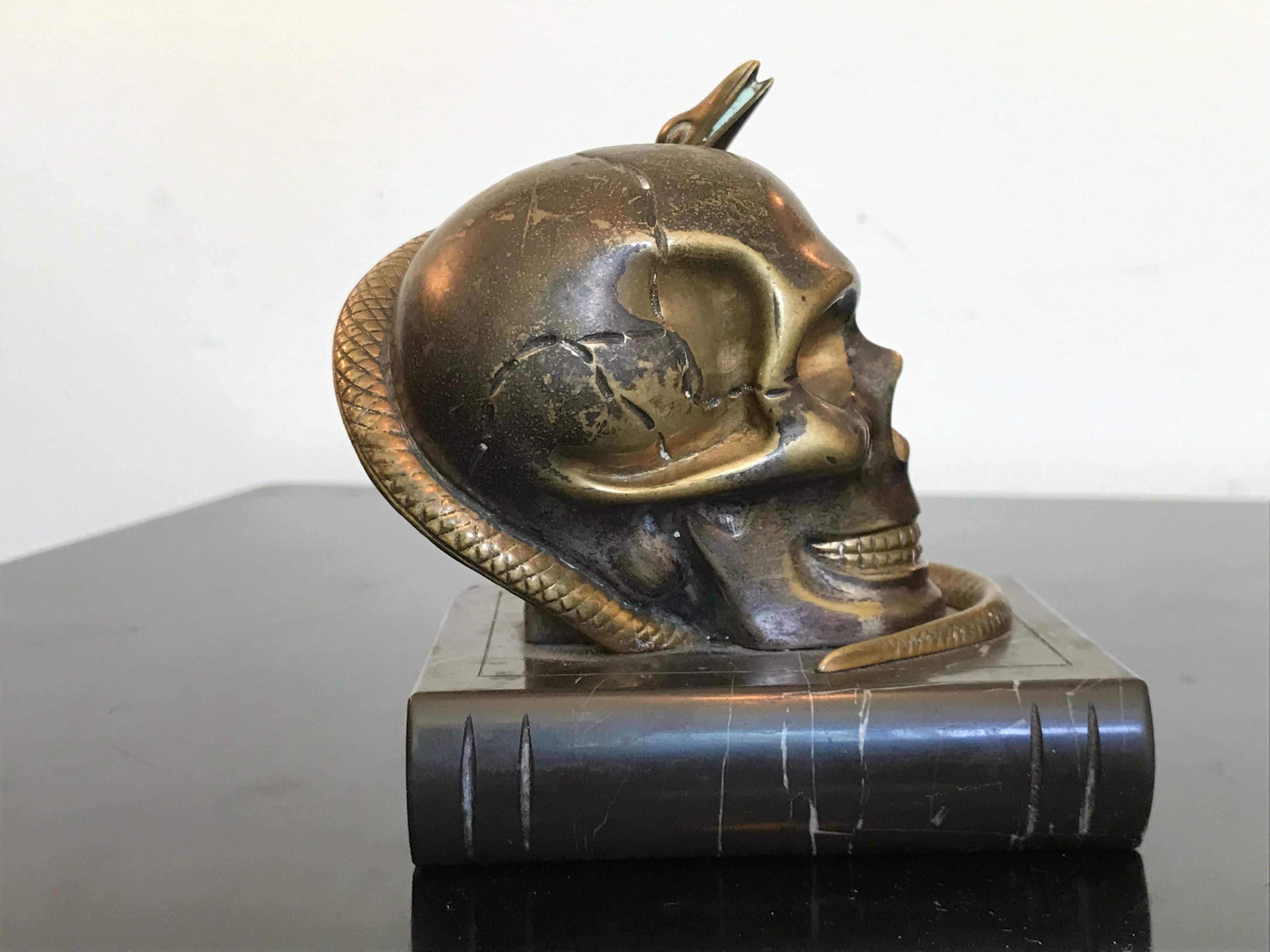 Bronze Crâne en bronze avec serpent Objet d'art en vente