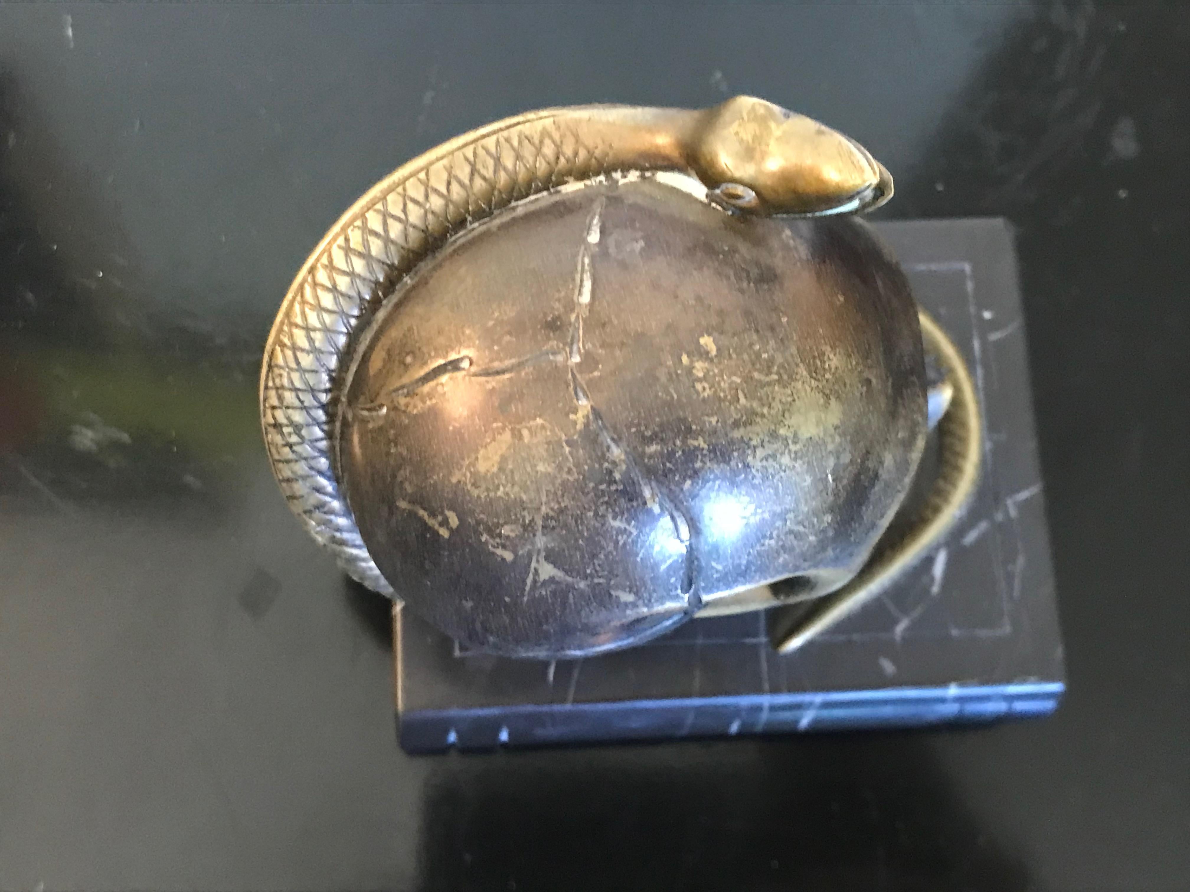 Crâne en bronze avec serpent Objet d'art en vente 1