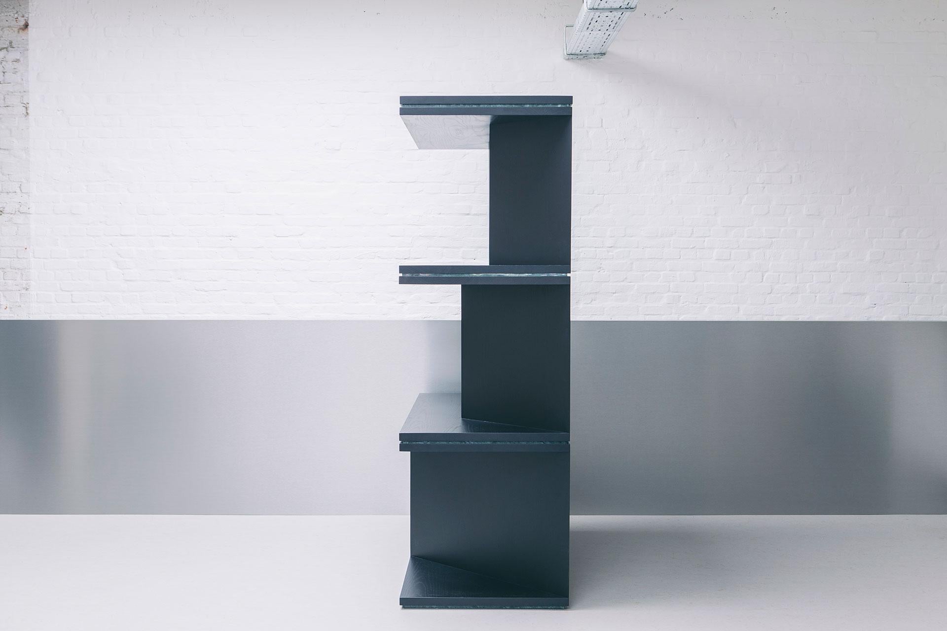 Oblique 01.1, ein Raumteiler oder Bücherregal, das es versteht, jeden Raum zu unterteilen, ohne dabei das Gefühl von Großzügigkeit zu verlieren. Inspiriert von Le Corbusiers Turm der Schatten, machen die schrägen Unterteilungen dieses Bücherregal