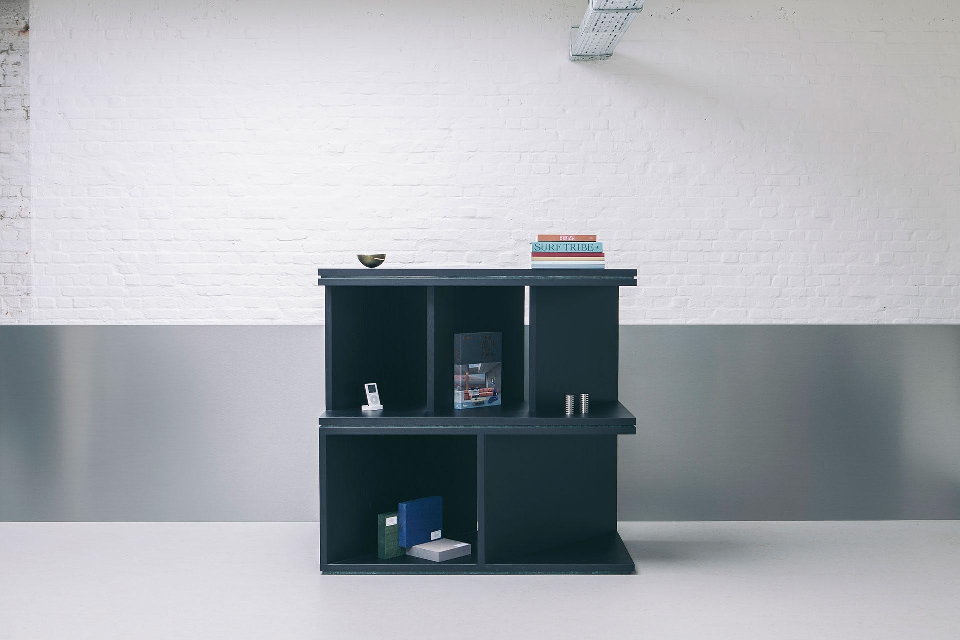 Schwarzer Raumteiler und Bücherregal aus schwarzer Eschenholz, Oblique 01.1 von Barh (Belgisch) im Angebot