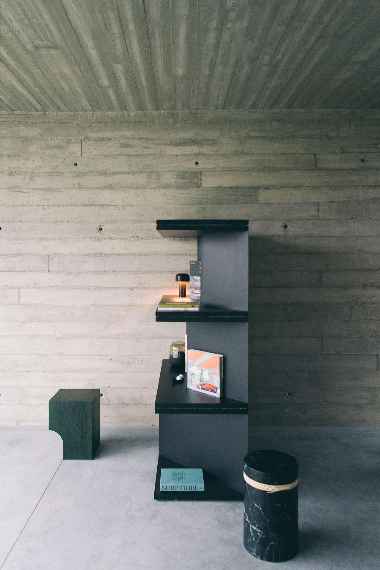 Separador de ambientes y librería modernos contemporáneos, madera de fresno teñida de negro, Bélgica Otro en venta