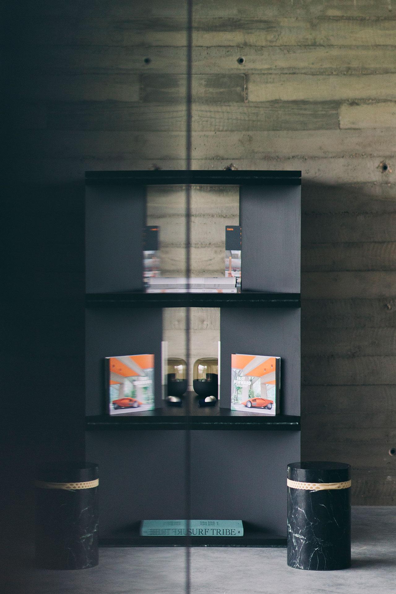 Schwarzer Raumteiler und Bücherregal aus schwarzer Eschenholz, Oblique 01.1 von Barh (Holz) im Angebot