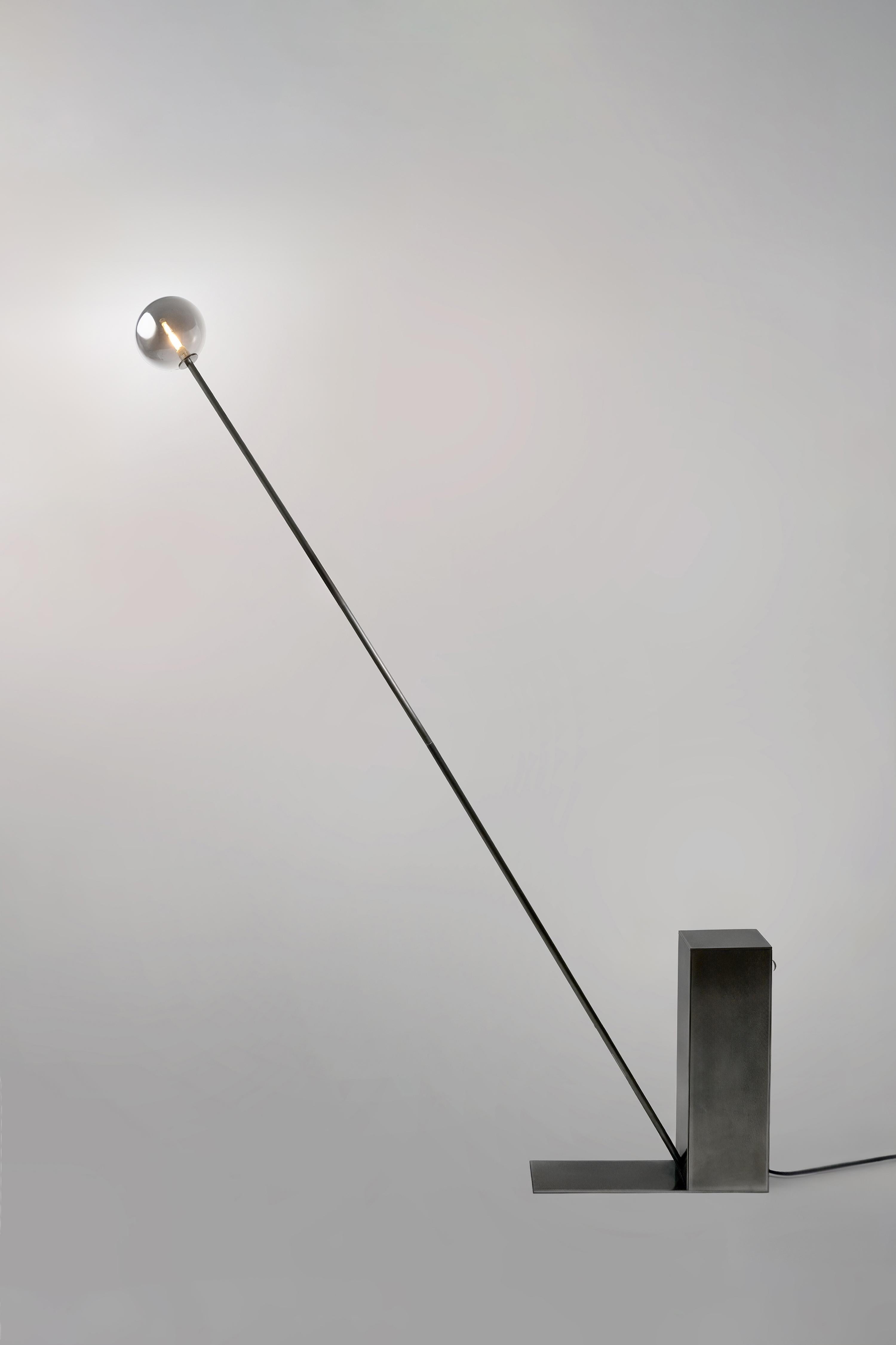 Lampada da terra Oblique Glow di Studio A
Un pezzo unico.
Dimensioni: Ø 127 x H. 152,5 cm.
Materiali: Steele e acrilico.

Tutte le nostre lampade possono essere cablate a seconda del Paese. Se viene venduto negli Stati Uniti, sarà cablato per gli