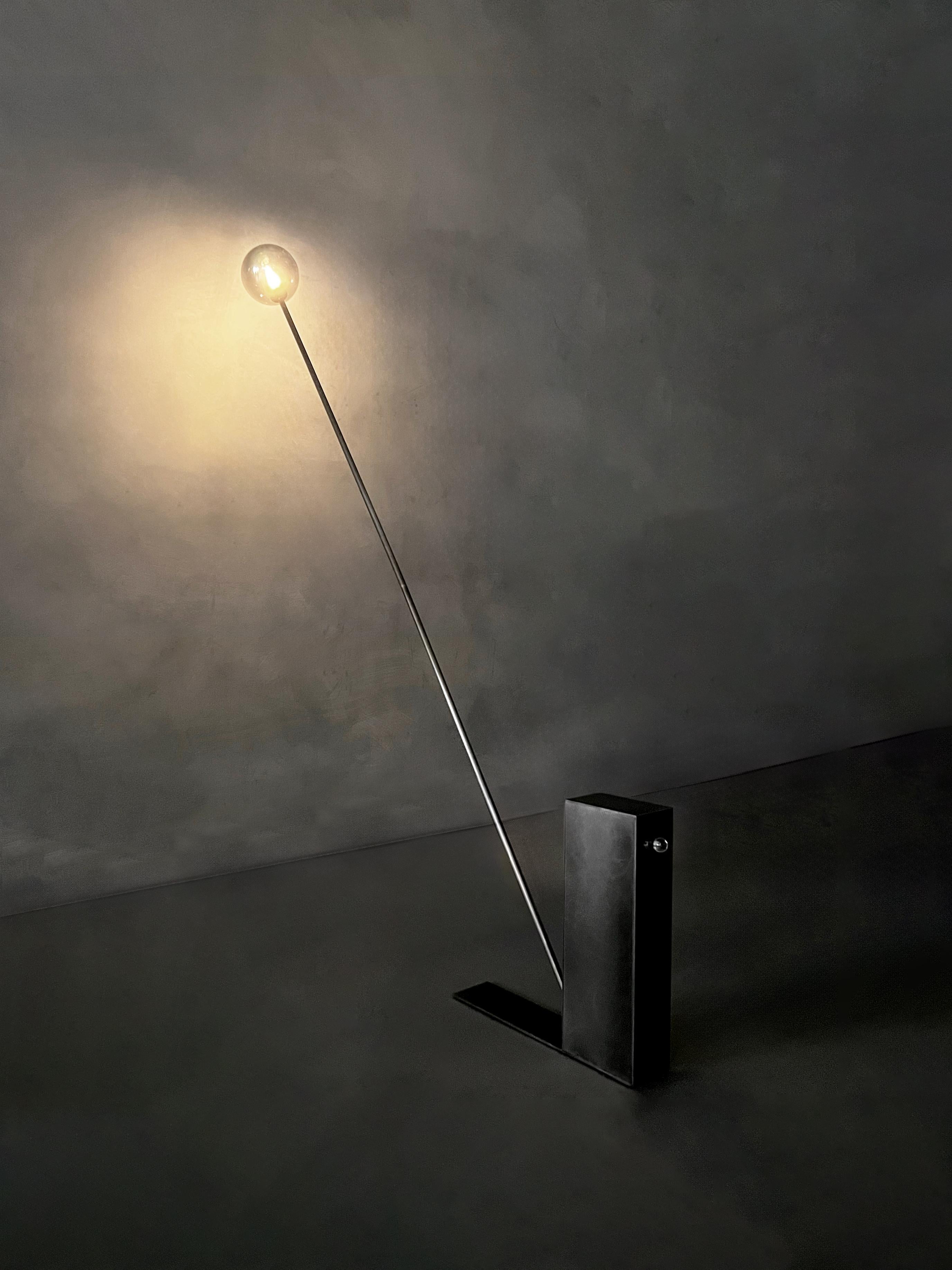 Postmoderno Lampada da terra Oblique Glow di Studio A in vendita