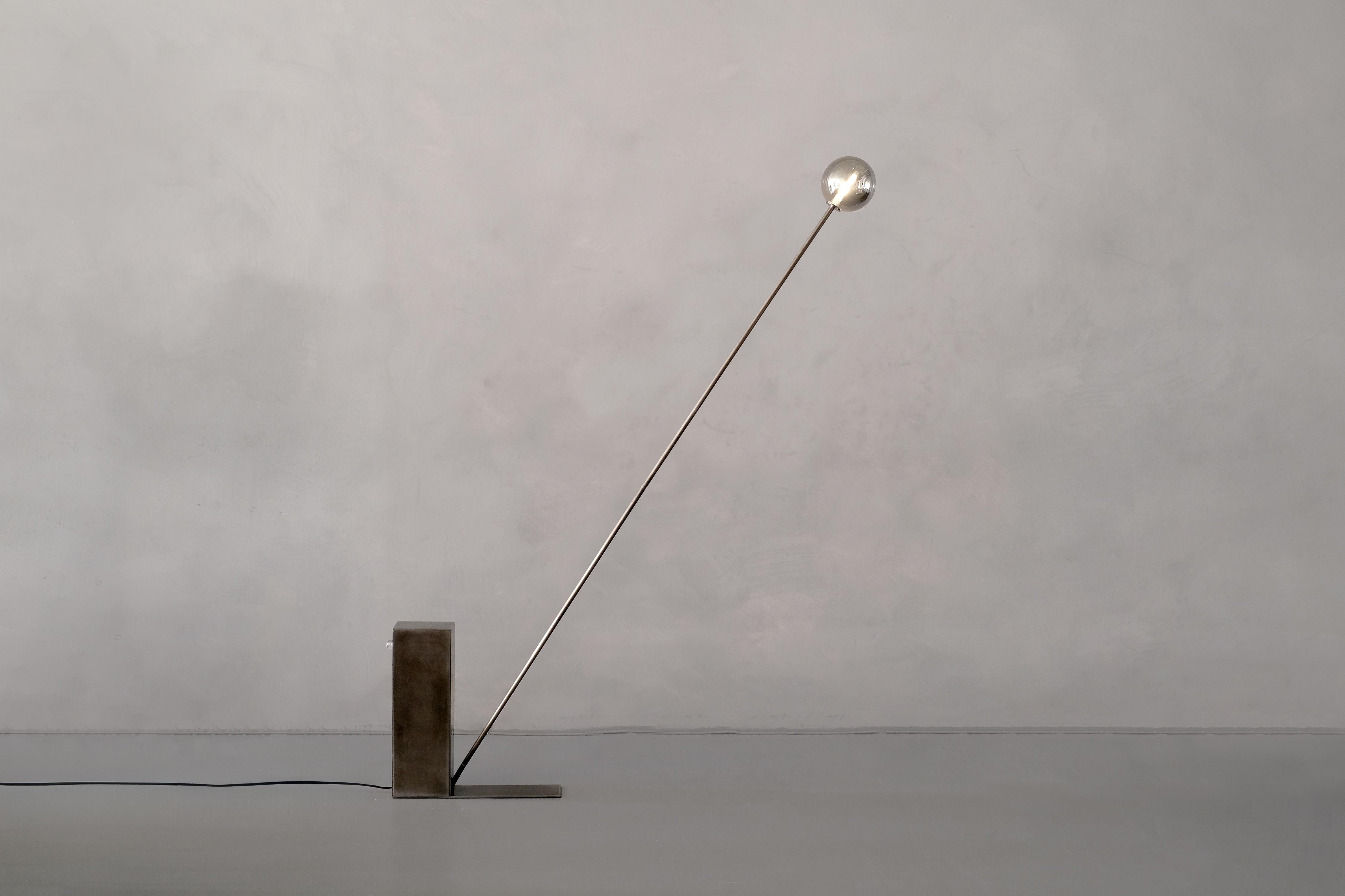 Americano Lampada da terra Oblique Glow di Studio A in vendita