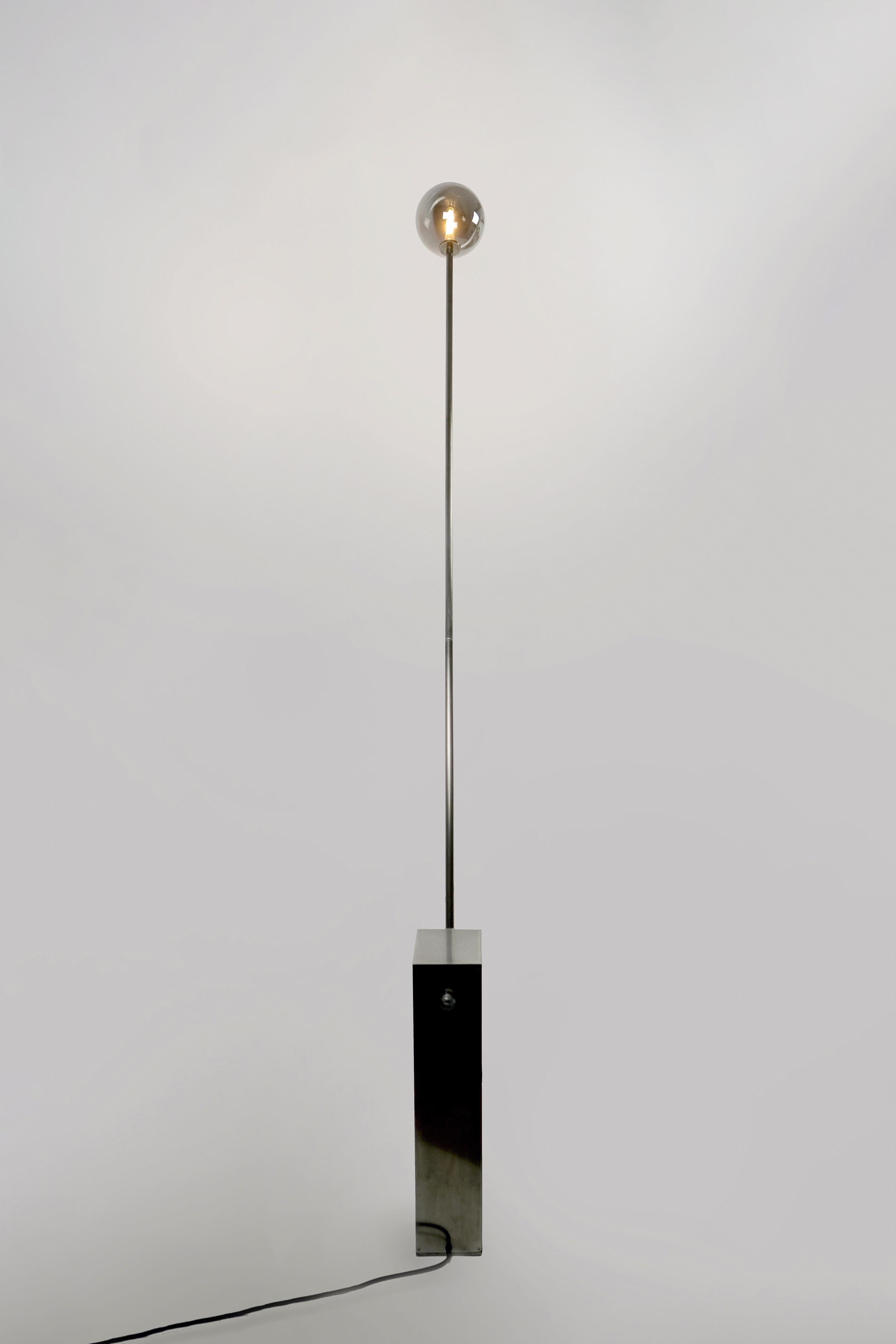 XXI secolo e contemporaneo Lampada da terra Oblique Glow di Studio A in vendita