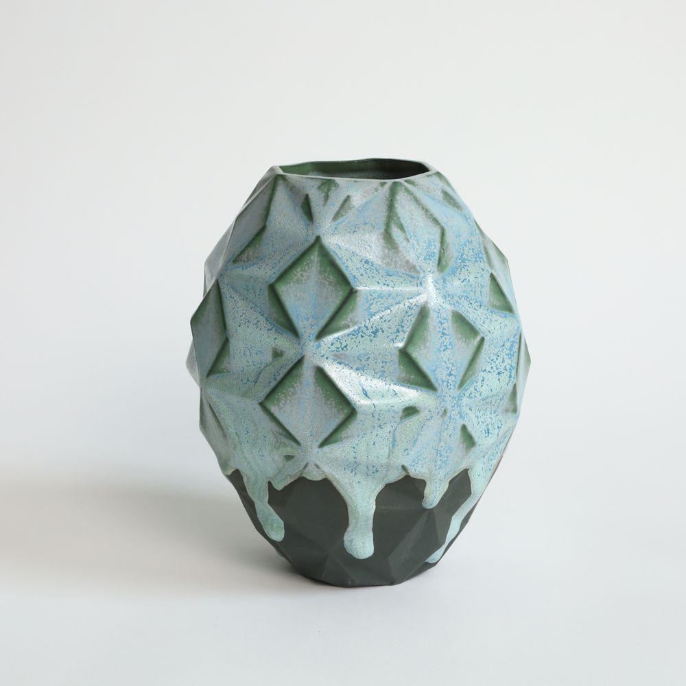 Oblique en Tilleul Moondust
Oblique est une collection raffinée qui se caractérise par des arêtes facettées et tranchantes. Les motifs de ces pièces sont dérivés des formations géométriques que l'on trouve dans les diamants, les chaînes de montagnes