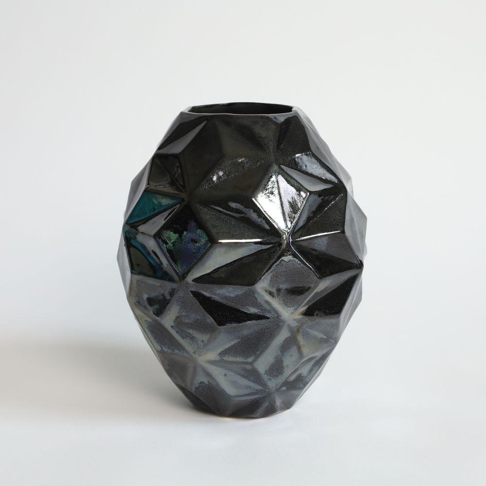 Oblique en palladium
Oblique est une collection raffinée qui se caractérise par des arêtes facettées et tranchantes. Les motifs de ces pièces sont dérivés des formations géométriques que l'on trouve dans les diamants, les chaînes de montagnes et les