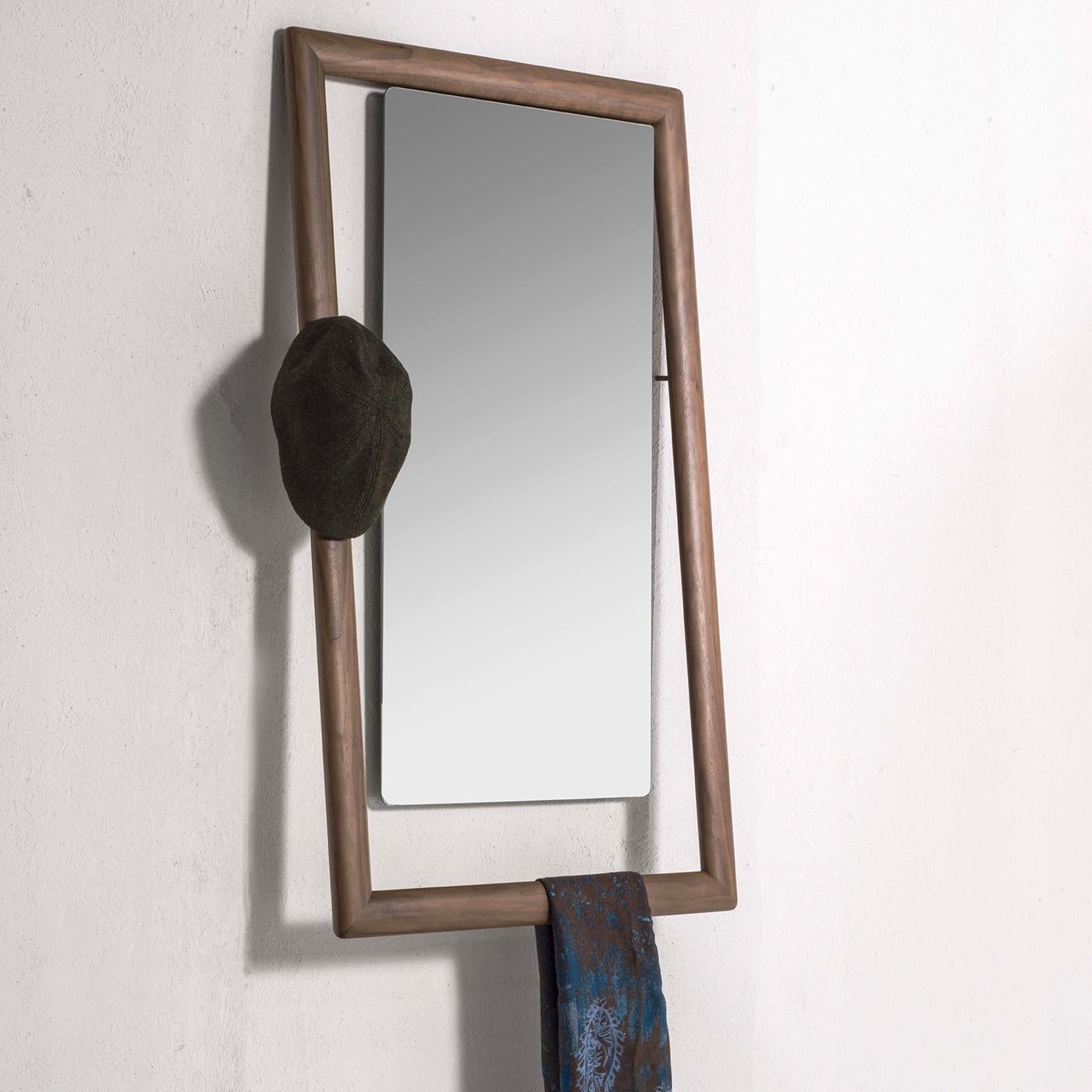 Véritable accessoire multifonctionnel, le miroir Oblique est suspendu dans un cadre en bois massif et est doté d'un subtil porte-manteau de forme ovale. Il sert à la fois de miroir et de porte-vêtements, ce qui lui confère un charme supplémentaire.