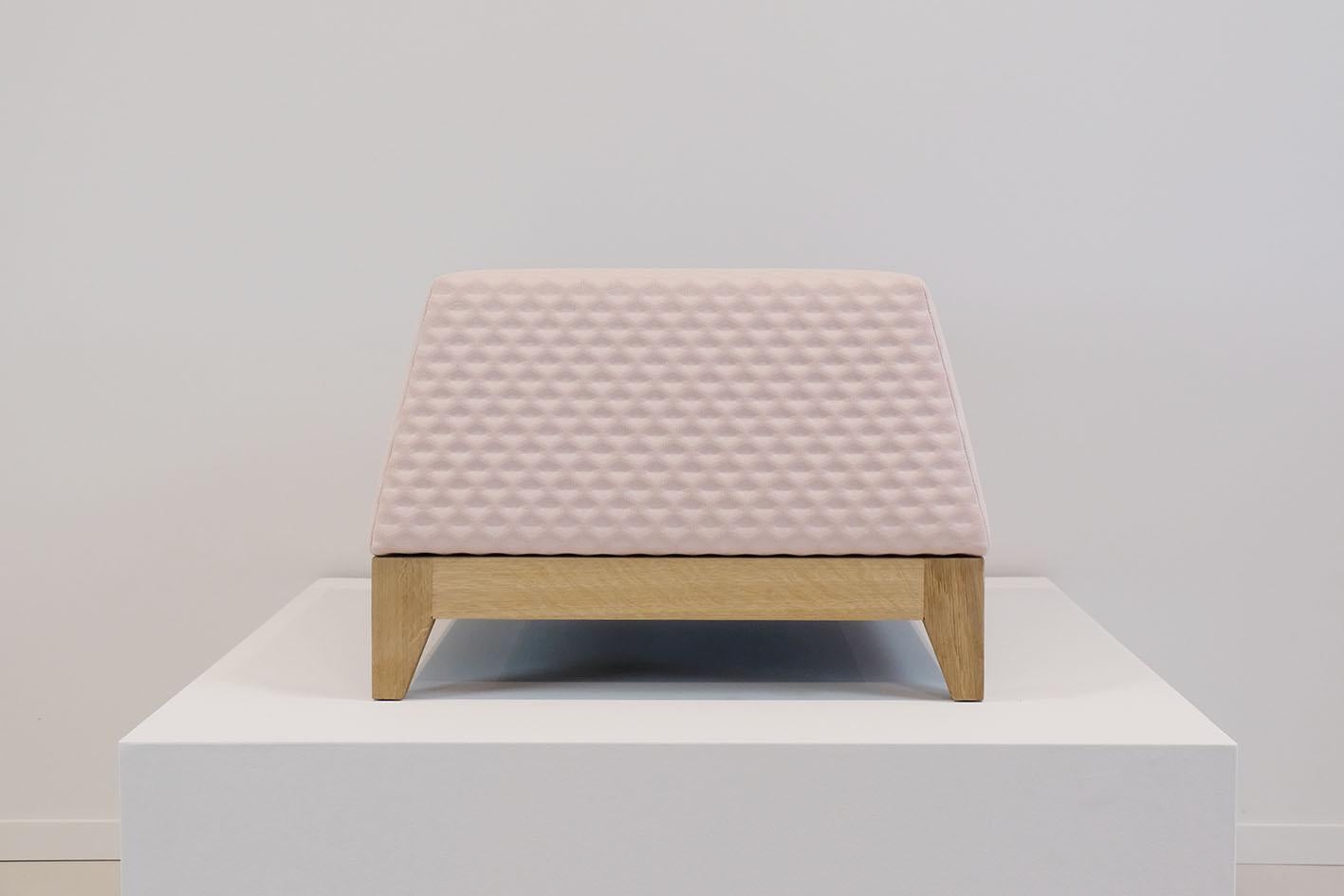 Conçu par Philip Bogaerts, le pouf Oblique est une présence frappante mais discrète dans n'importe quel intérieur. Ses lignes architecturales fortes et ses options de couleurs audacieuses attirent immédiatement le regard, tandis que sa forme