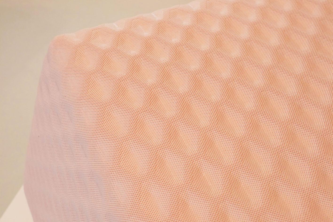 Moderne Pouf / ottoman oblique en tissu 3d rose tendre de Philip Bogaerts en vente
