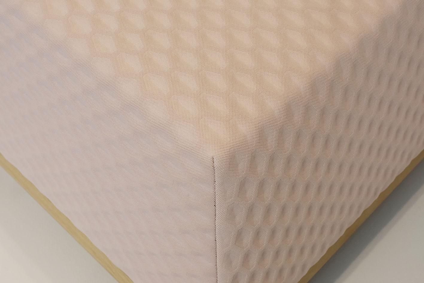 Néerlandais Pouf / ottoman oblique en tissu 3d rose tendre de Philip Bogaerts en vente